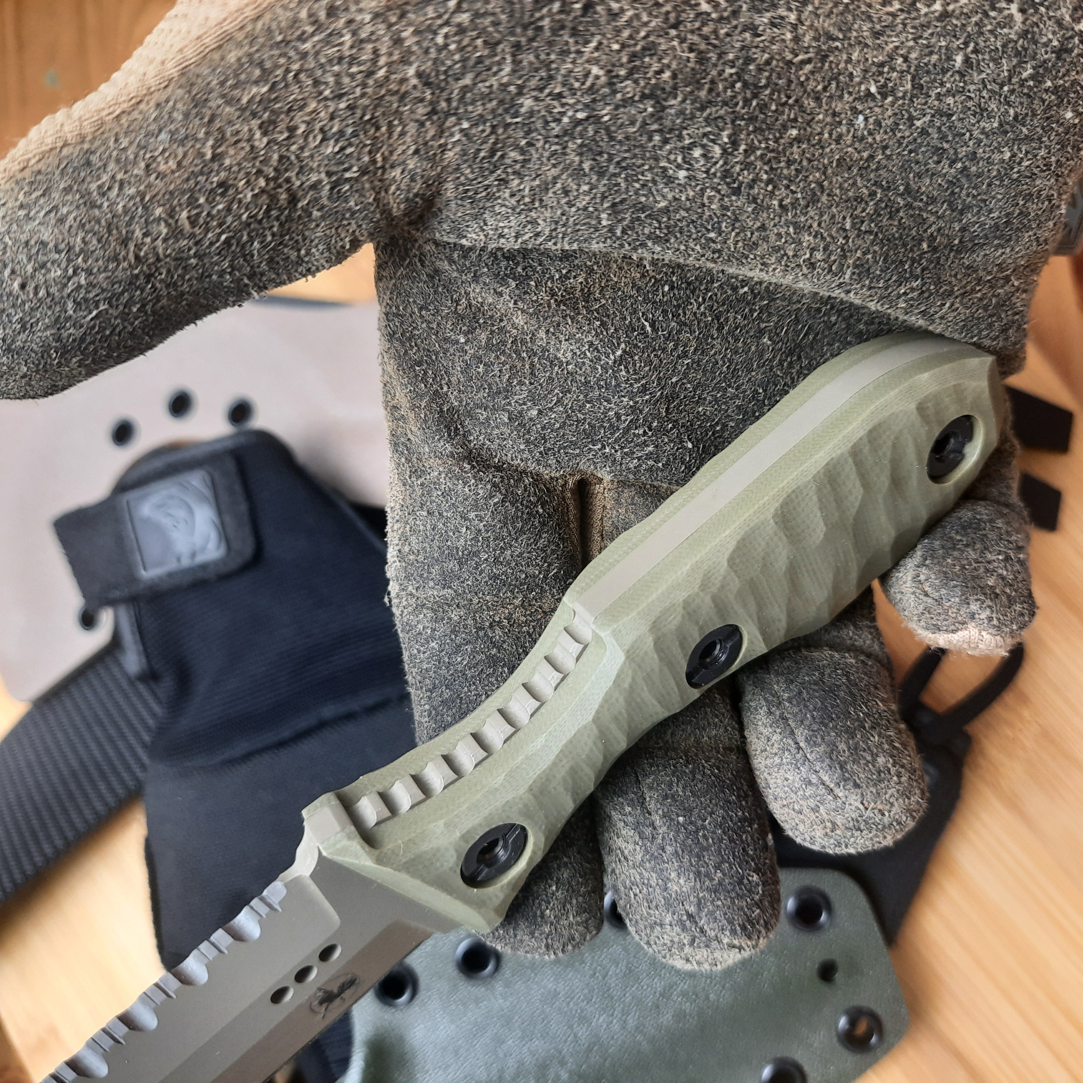 Atrax SCOURGE DAGGER Silber Satin Taktisches Messer mit braunem G10-Griff