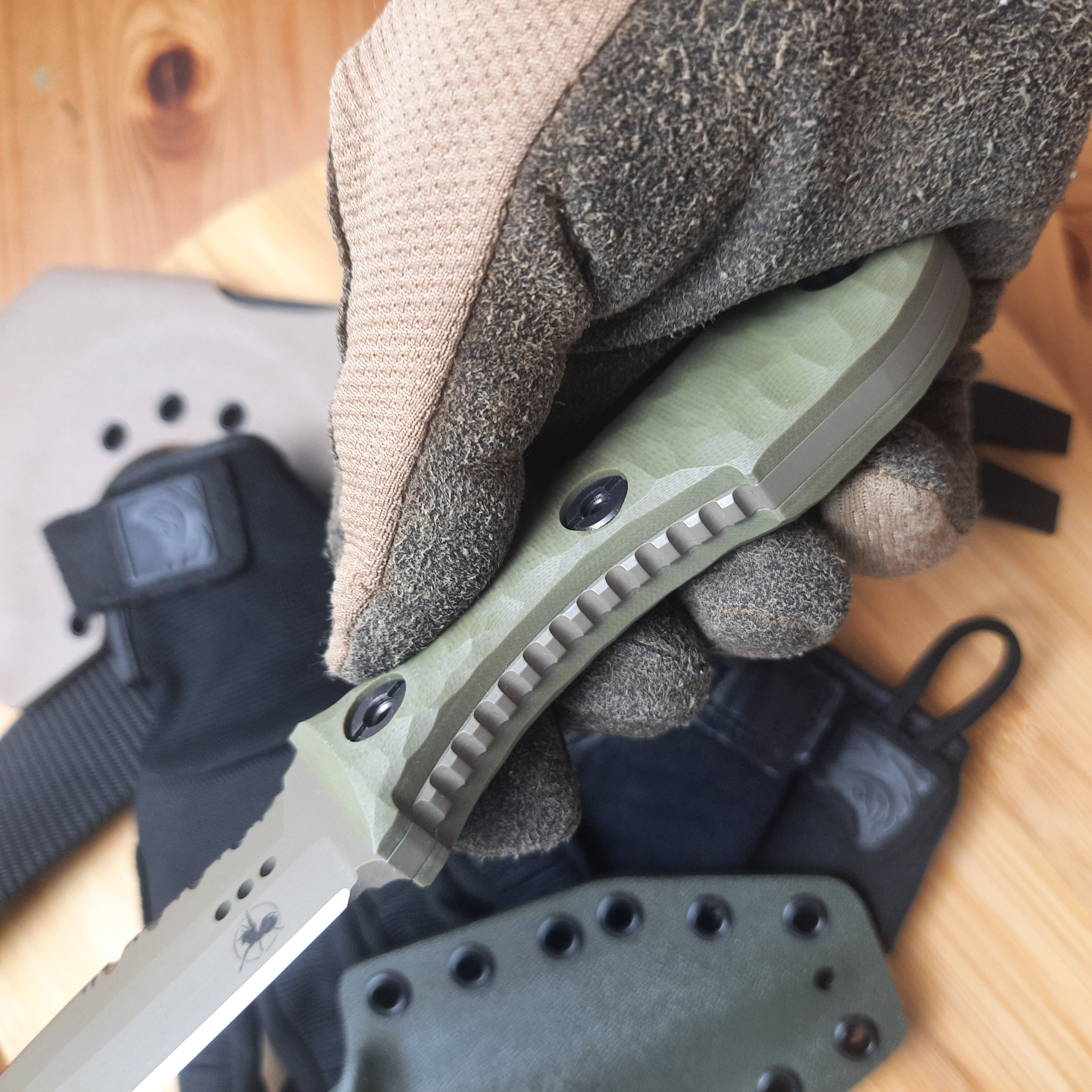 Atrax SCOURGE DAGGER Silber Satin Taktisches Messer mit braunem G10-Griff