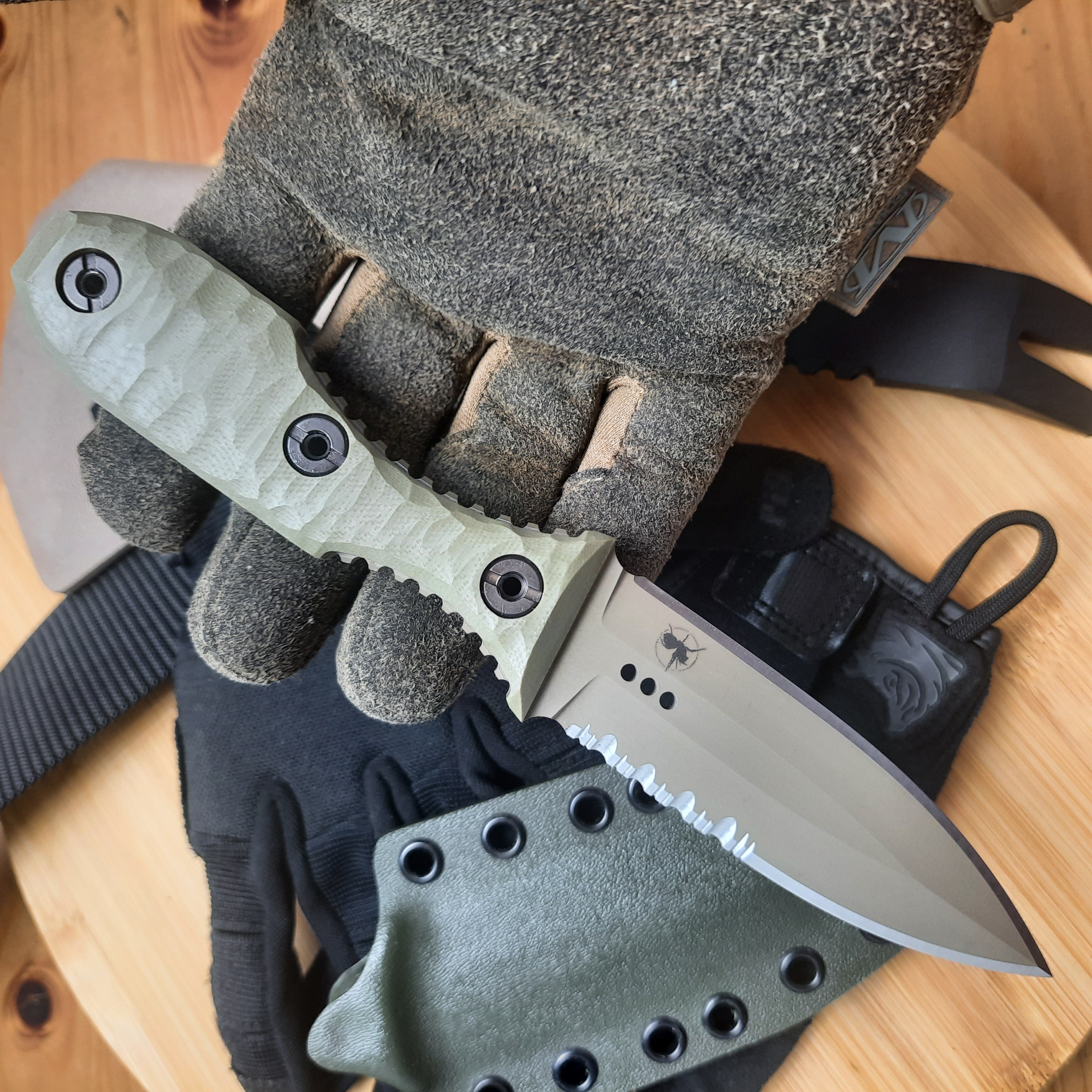 Atrax SCOURGE DAGGER Silber Satin Taktisches Messer mit braunem G10-Griff