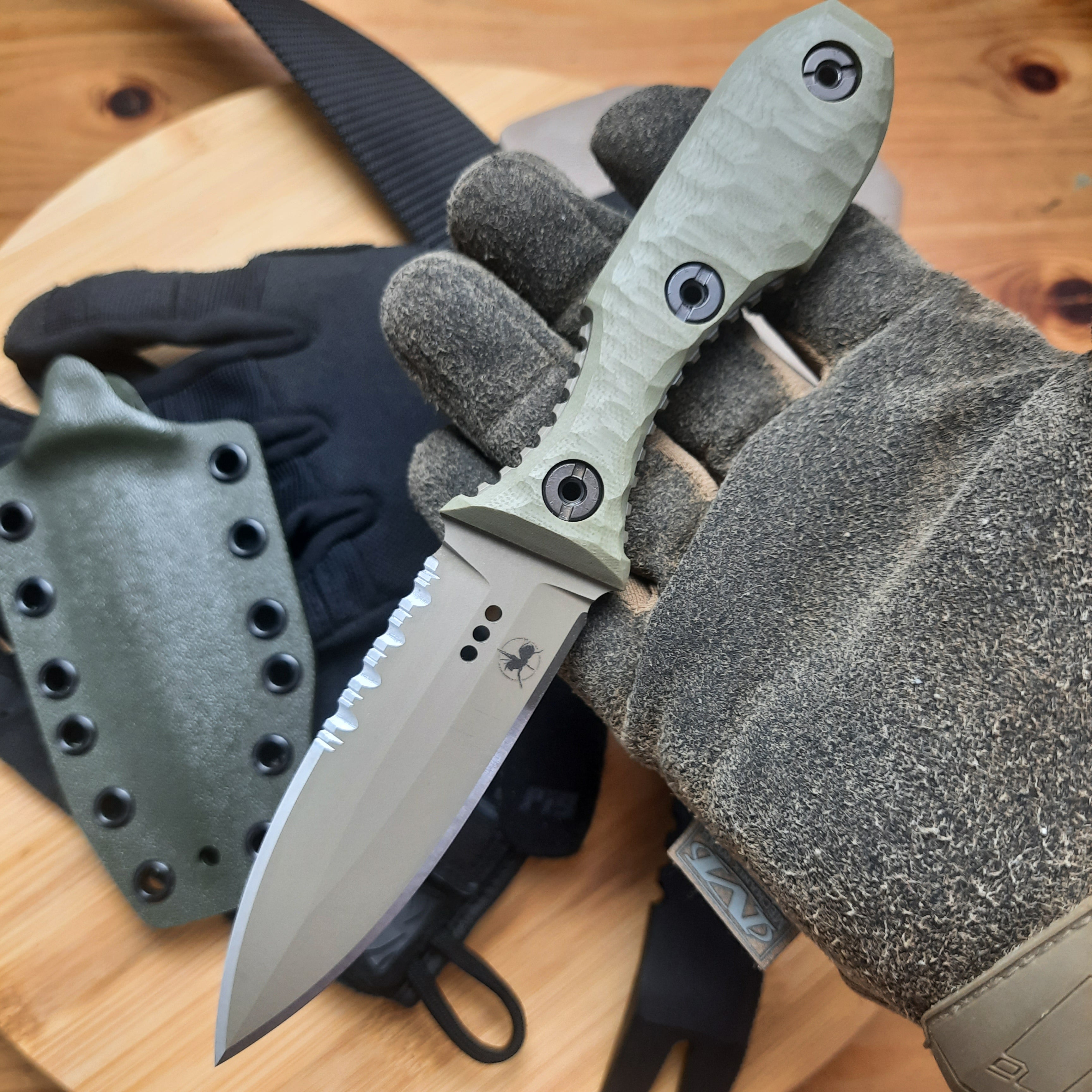 Atrax SCOURGE DAGGER Silber Satin Taktisches Messer mit braunem G10-Griff