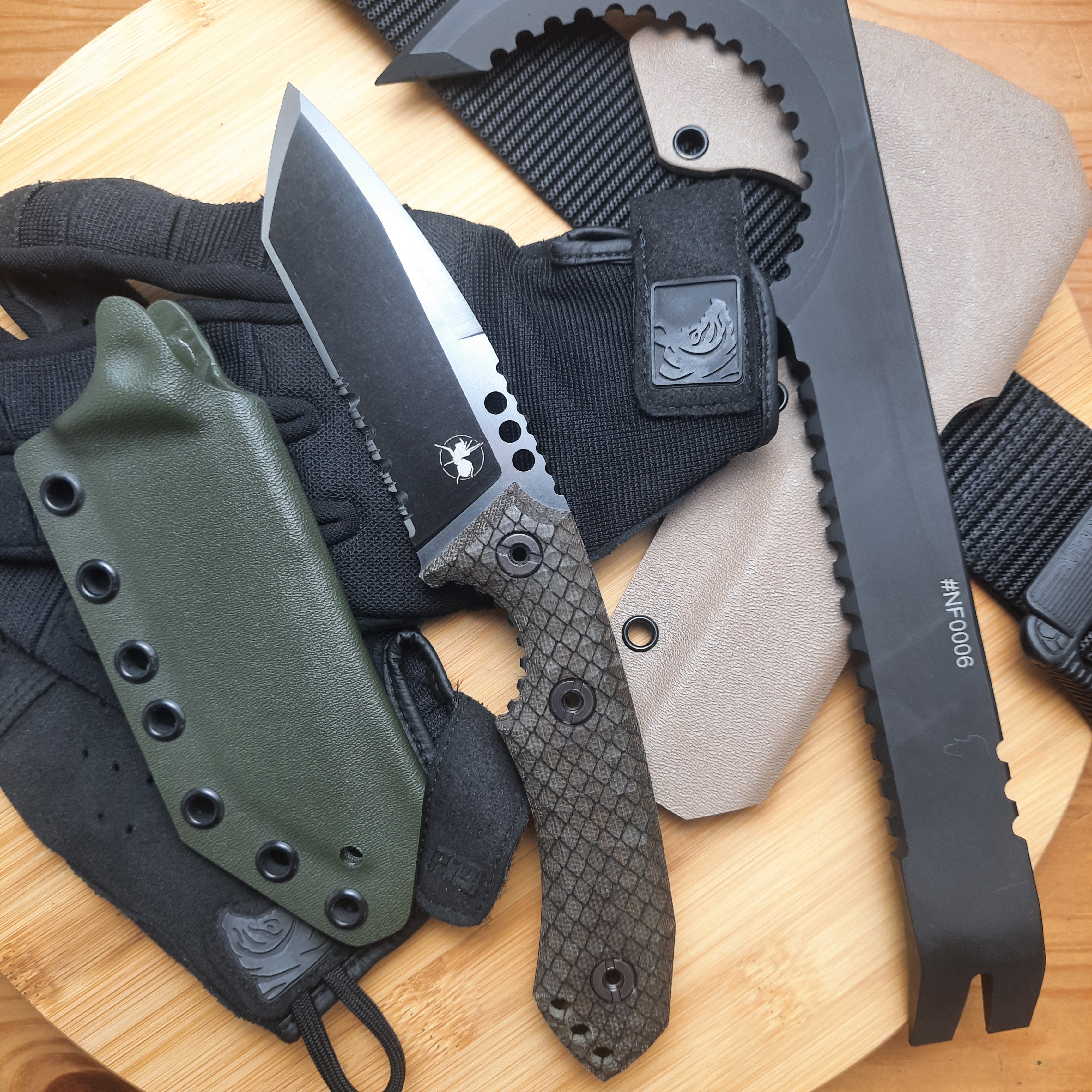 Nóż taktyczny Atrax BOA Stonewashed z rękojeścią z czarnego płótna Micarta i metalicznym szarym Kydexem