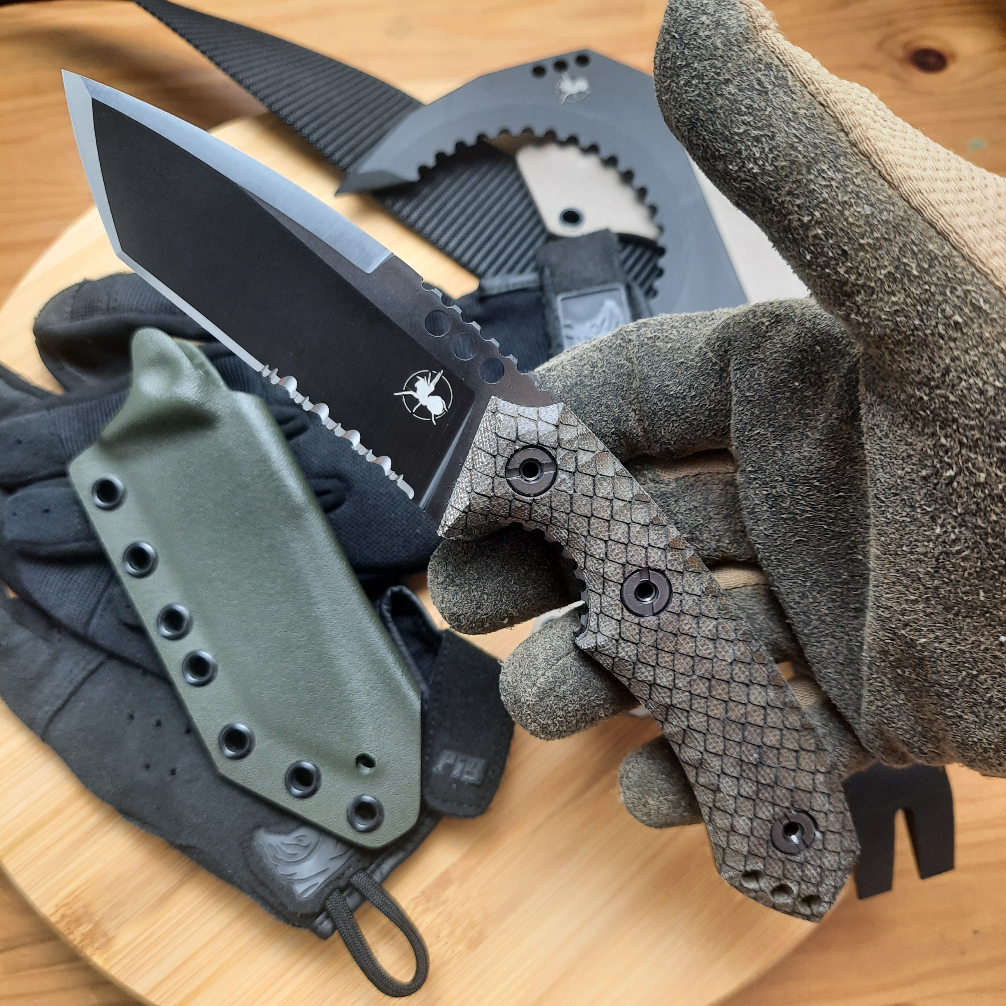 Nóż taktyczny Atrax BOA Stonewashed z rękojeścią z czarnego płótna Micarta i metalicznym szarym Kydexem
