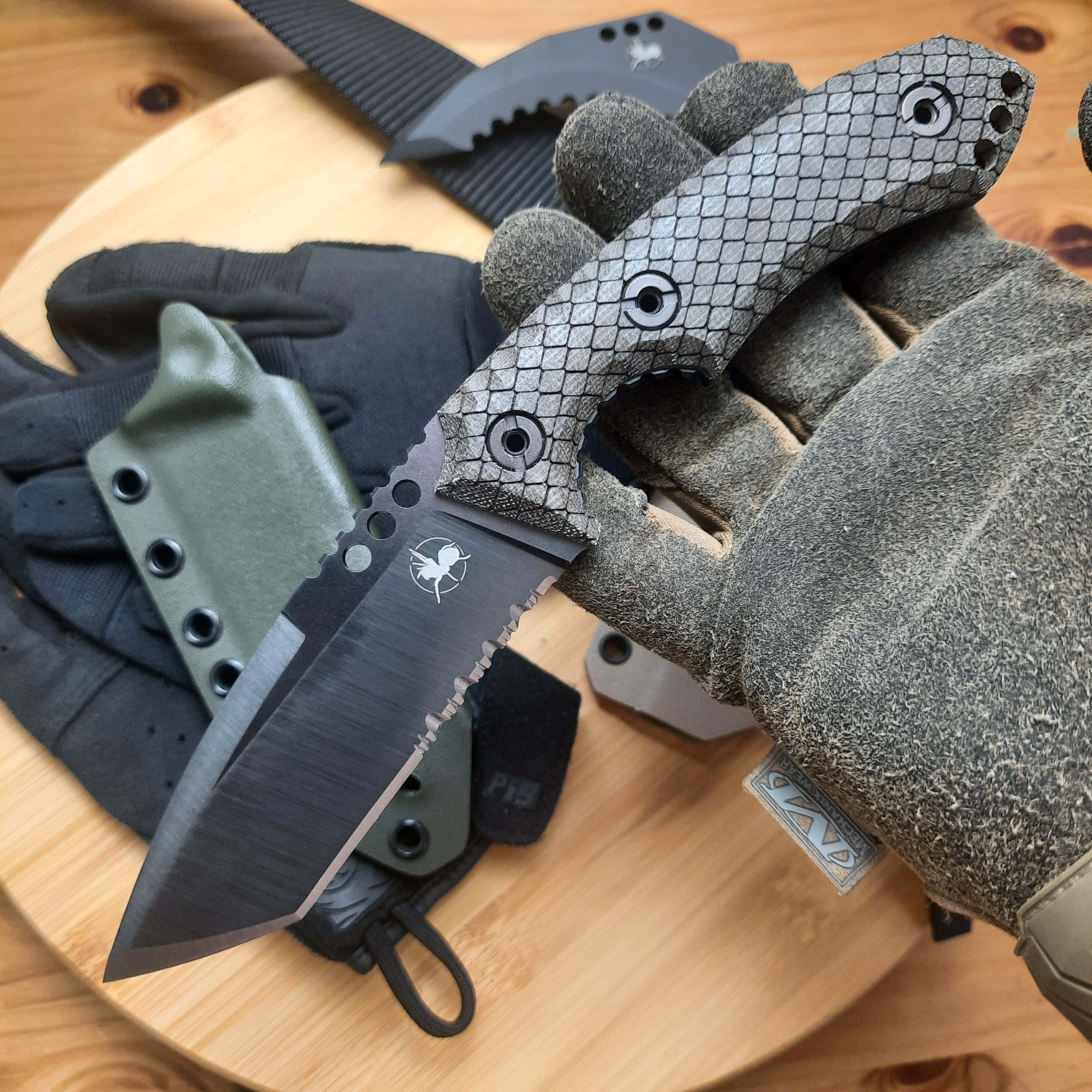 Nóż taktyczny Atrax BOA Stonewashed z rękojeścią z czarnego płótna Micarta i metalicznym szarym Kydexem