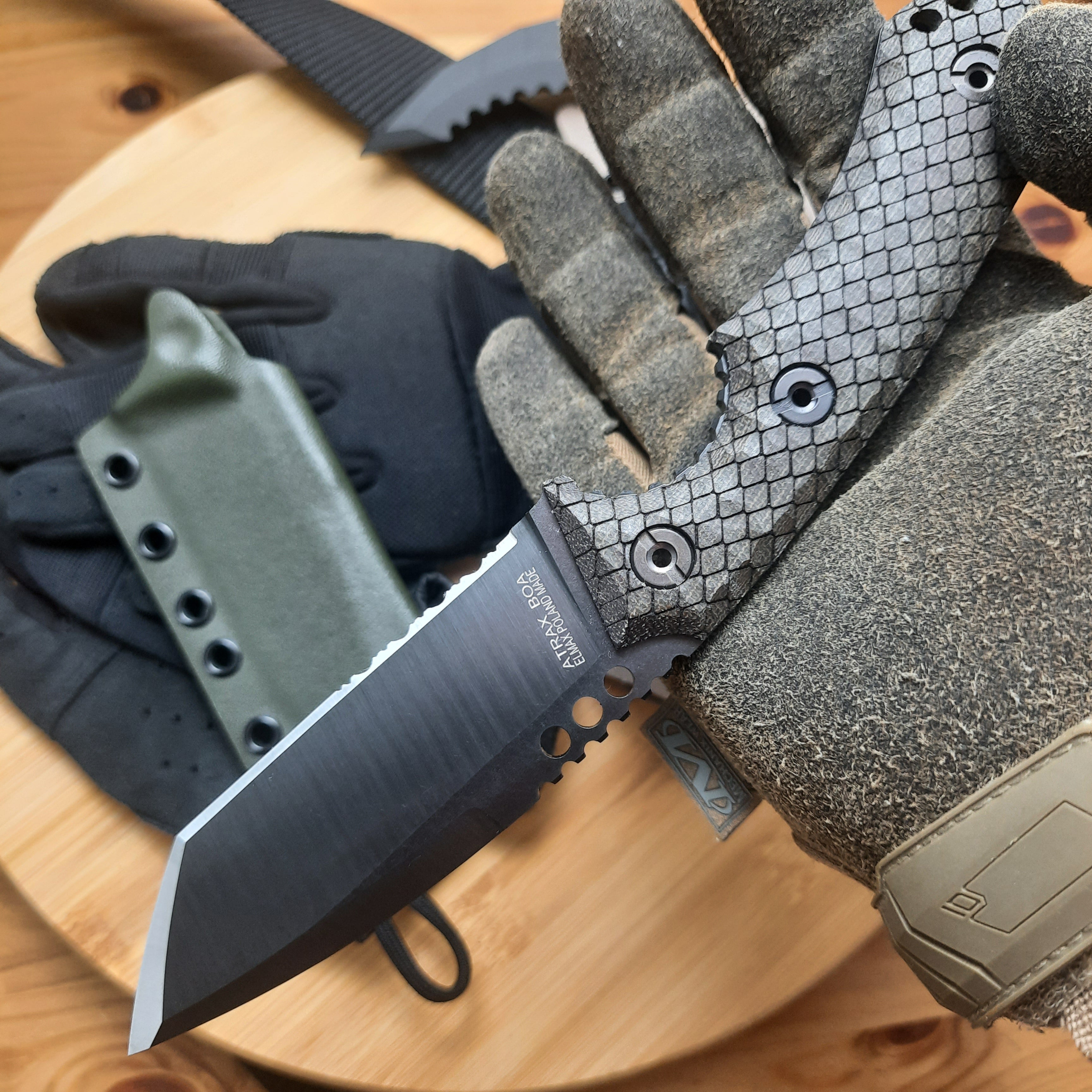 Nóż taktyczny Atrax BOA Stonewashed z rękojeścią z czarnego płótna Micarta i metalicznym szarym Kydexem