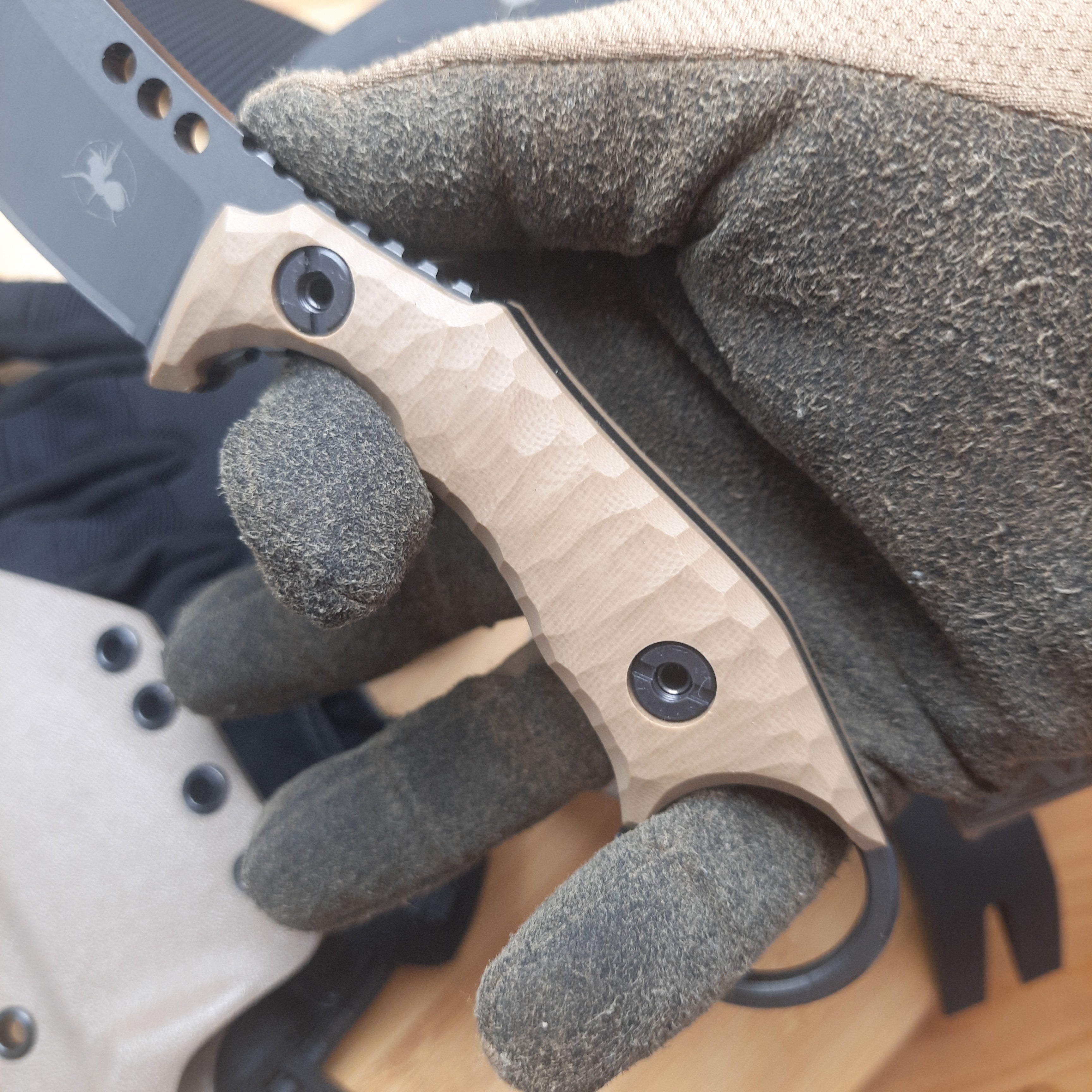 Atrax PLAGUE Stonewashed Tactical Ring Knife mit schwarzem G10-Griff und schwarzem Kydex