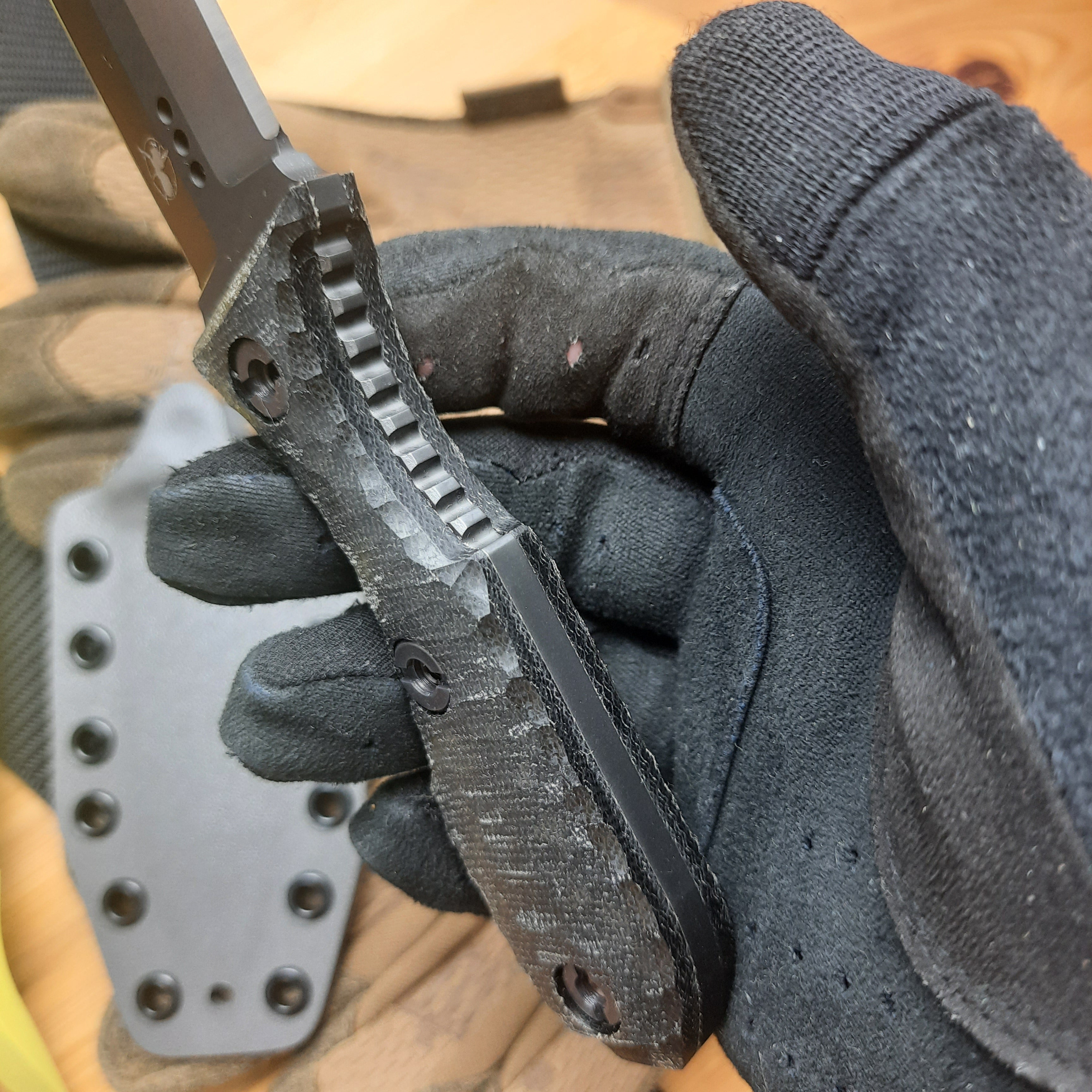 Nóż taktyczny Atrax SCOURGE DAGGER Silver Satin z brązową rękojeścią G10
