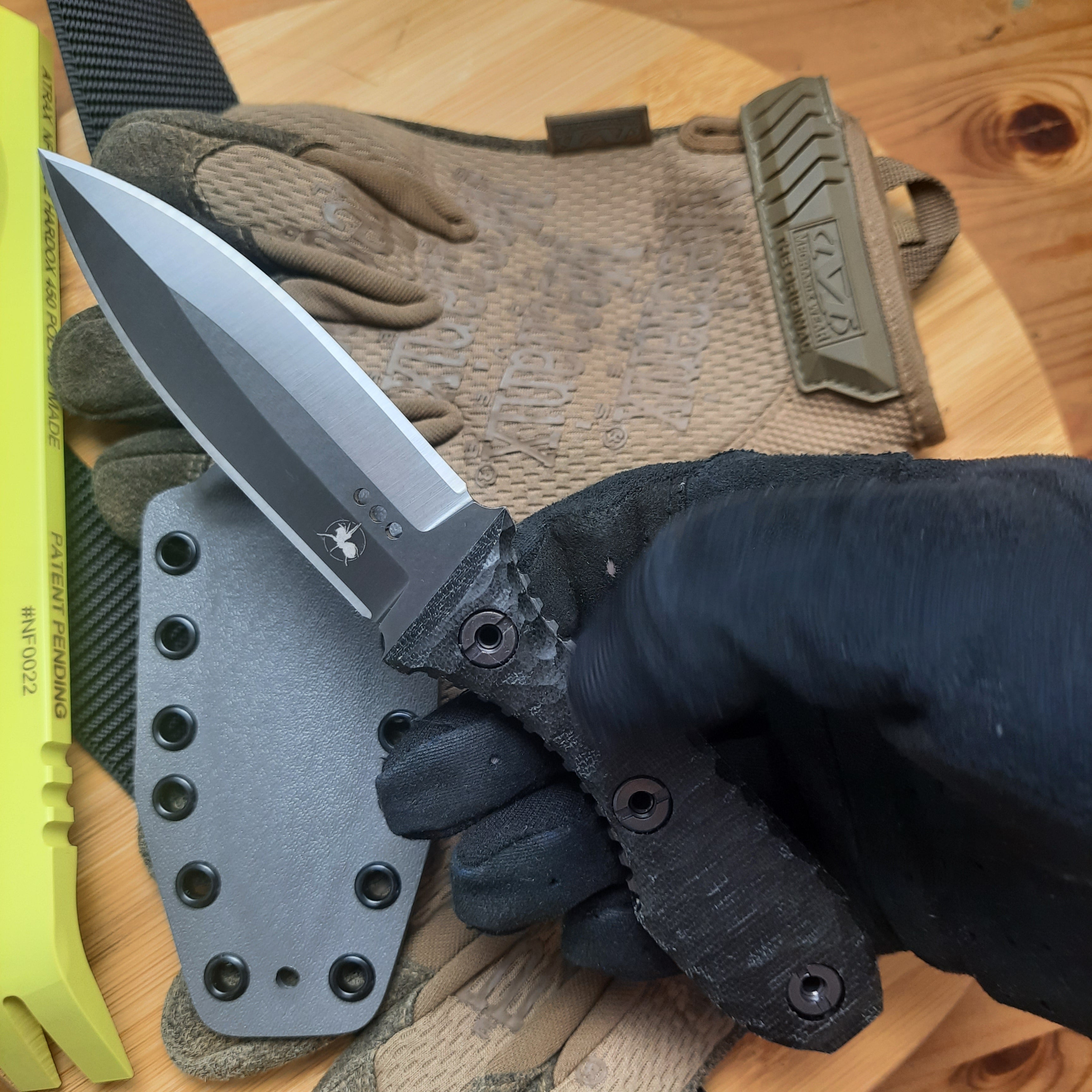 Nóż taktyczny Atrax SCOURGE DAGGER Silver Satin z brązową rękojeścią G10