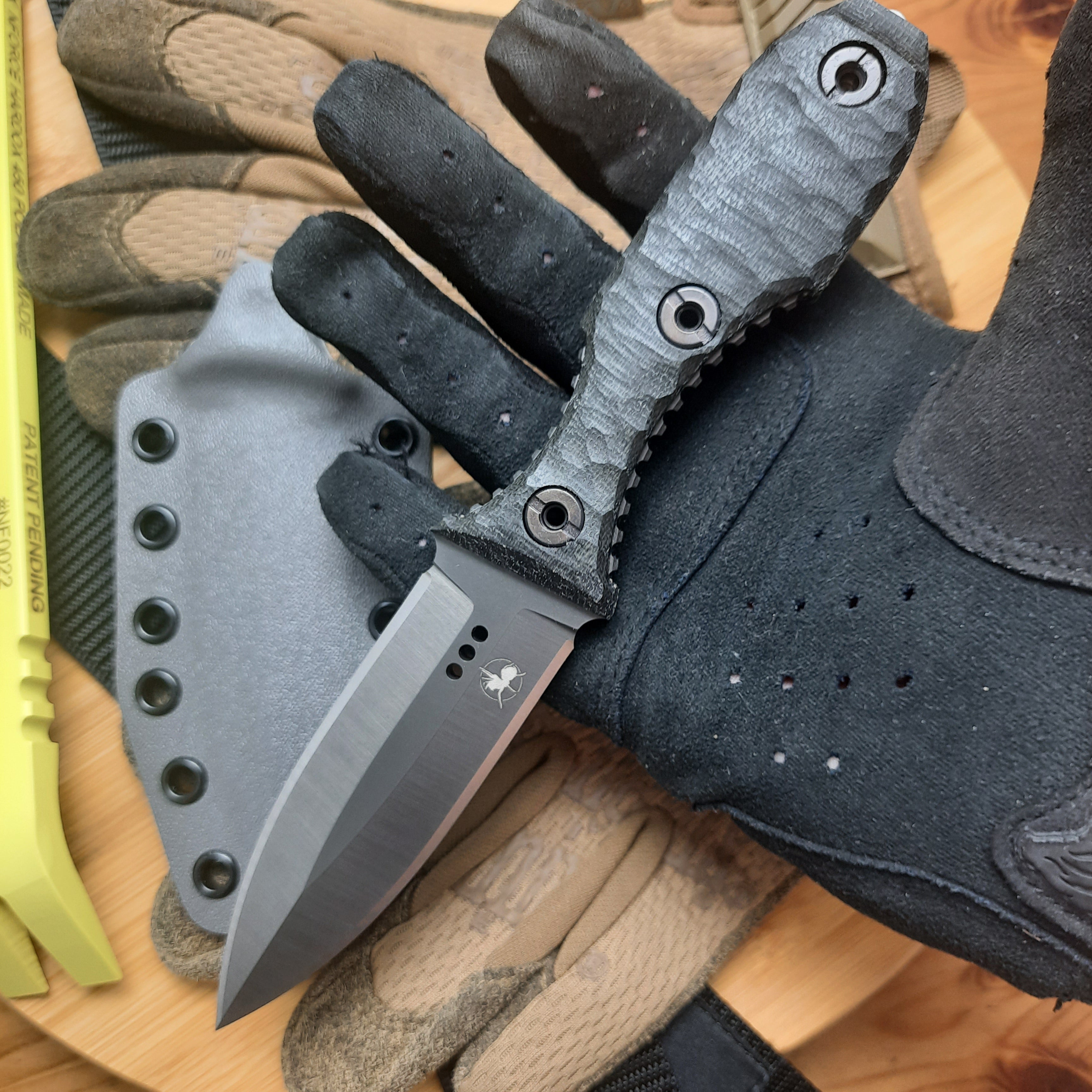 Nóż taktyczny Atrax SCOURGE DAGGER Silver Satin z brązową rękojeścią G10