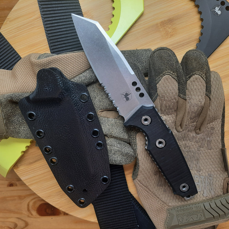 ATRAX ILLICIT — Silver Satin, czarne G10 i ząbkowanie