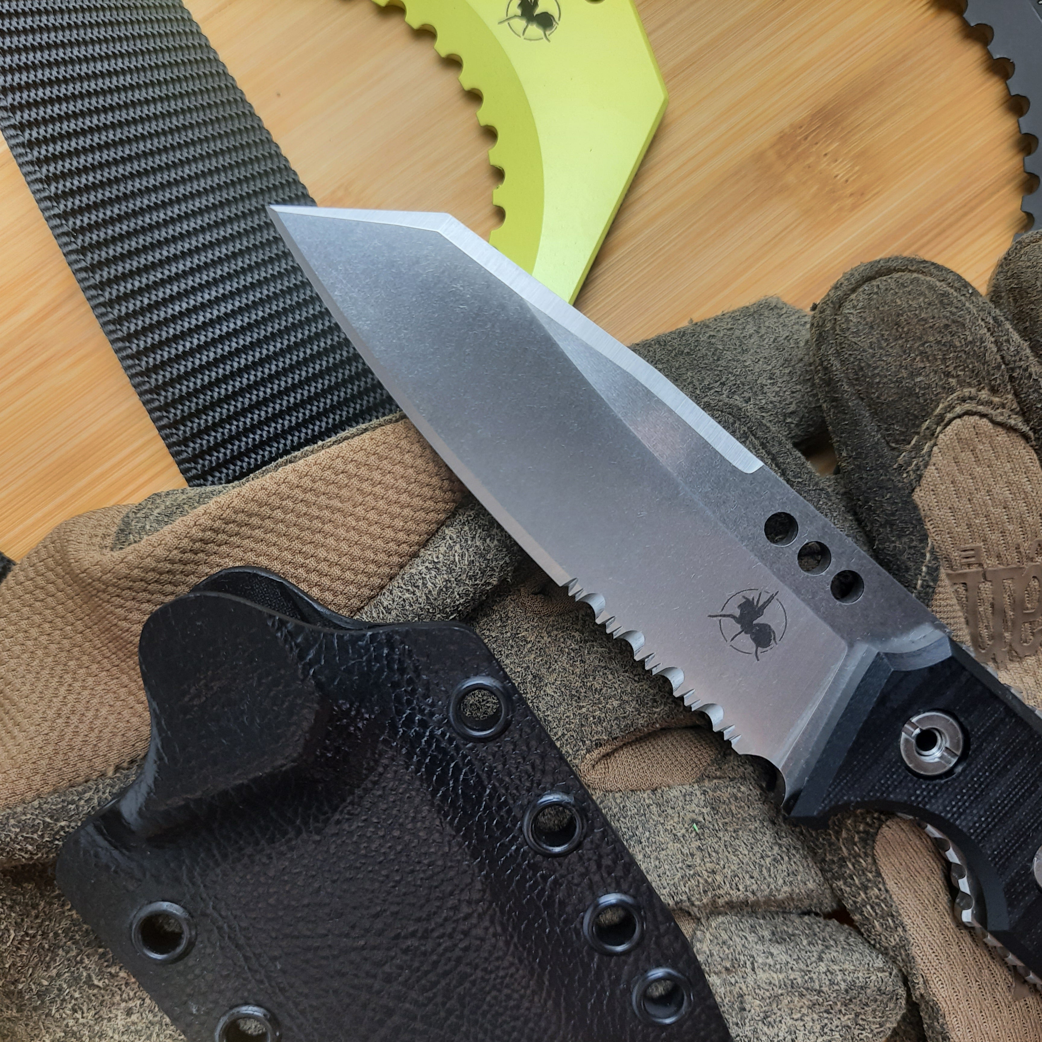 Nóż taktyczny Atrax BOA Stonewashed z brązową rękojeścią G10
