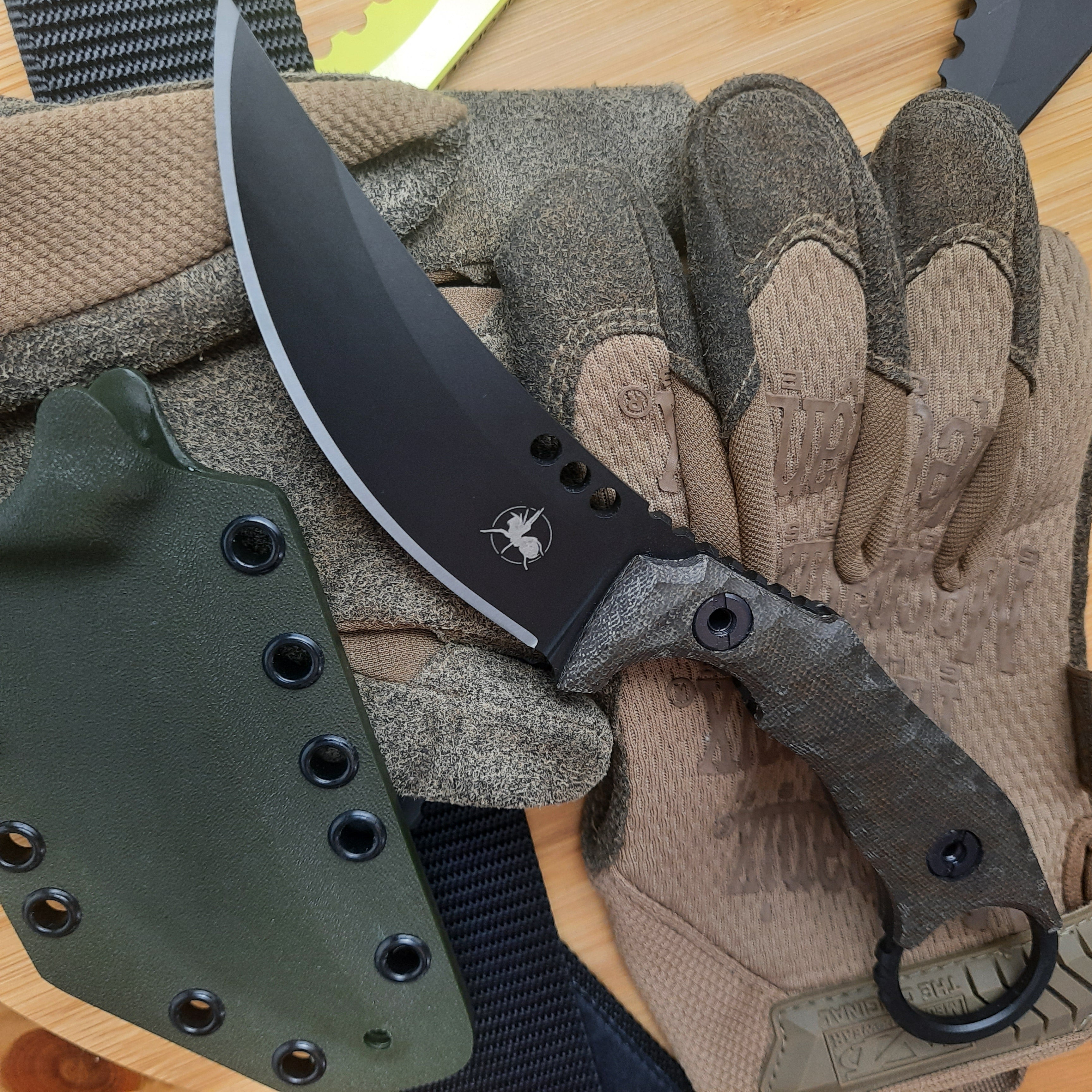 Nóż taktyczny Atrax PLAGUE Stonewashed z czarną rękojeścią G10 i czarnym kydexem