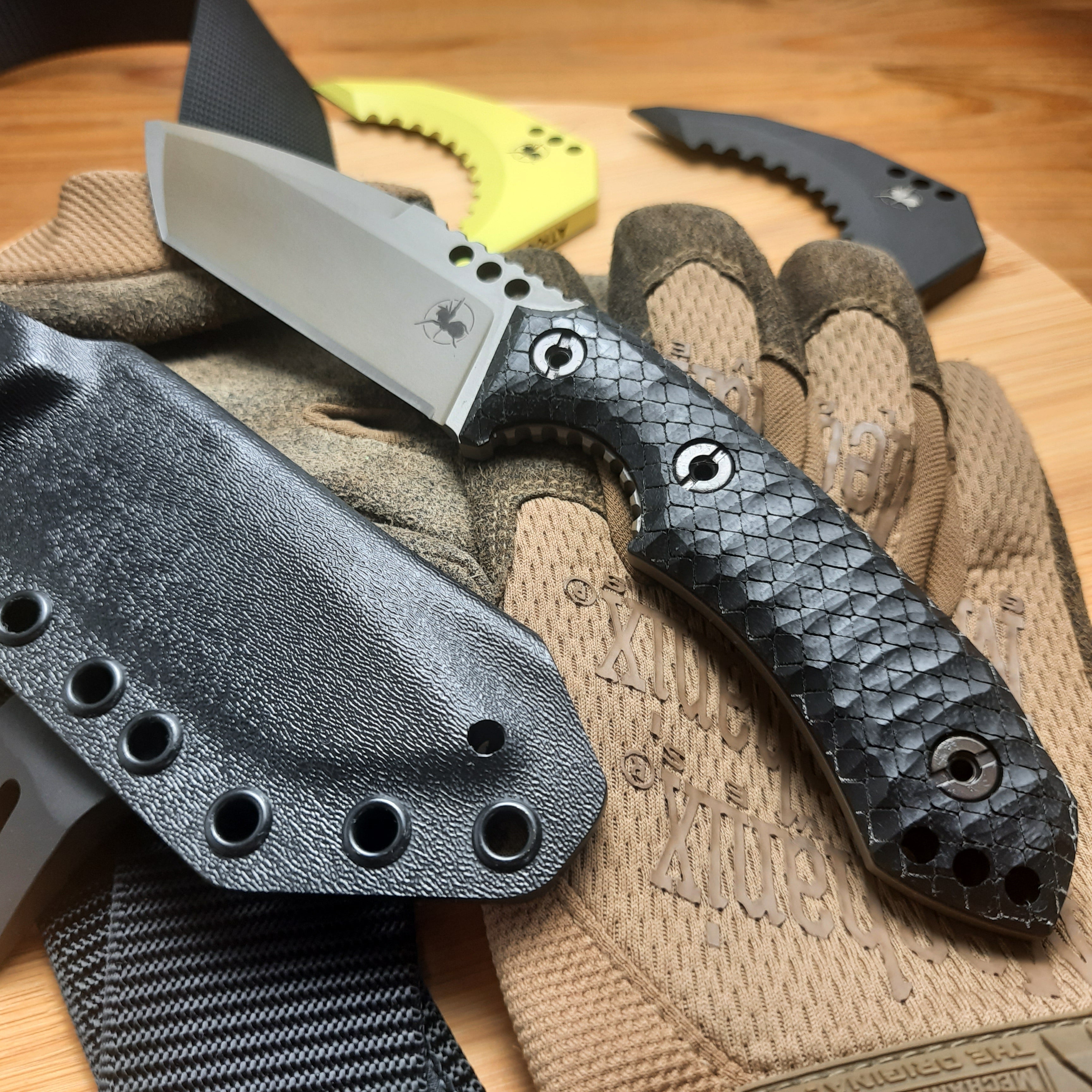 Atrax BOA Stonewashed Tactical Knife mit schwarzem Canvas-Micarta-Griff und Gunmetal Grey Kydex