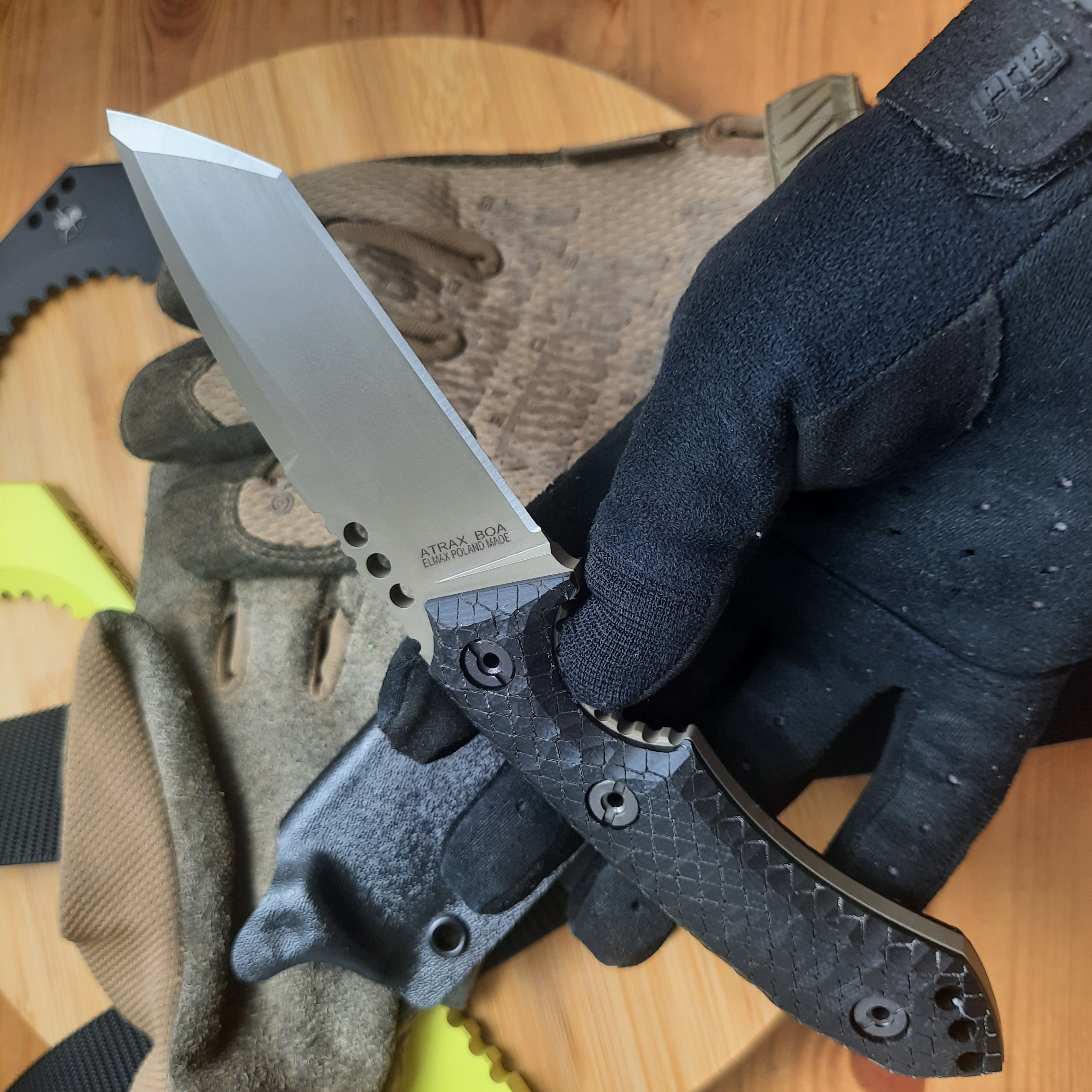 Atrax BOA Stonewashed Tactical Knife mit schwarzem Canvas-Micarta-Griff und Gunmetal Grey Kydex