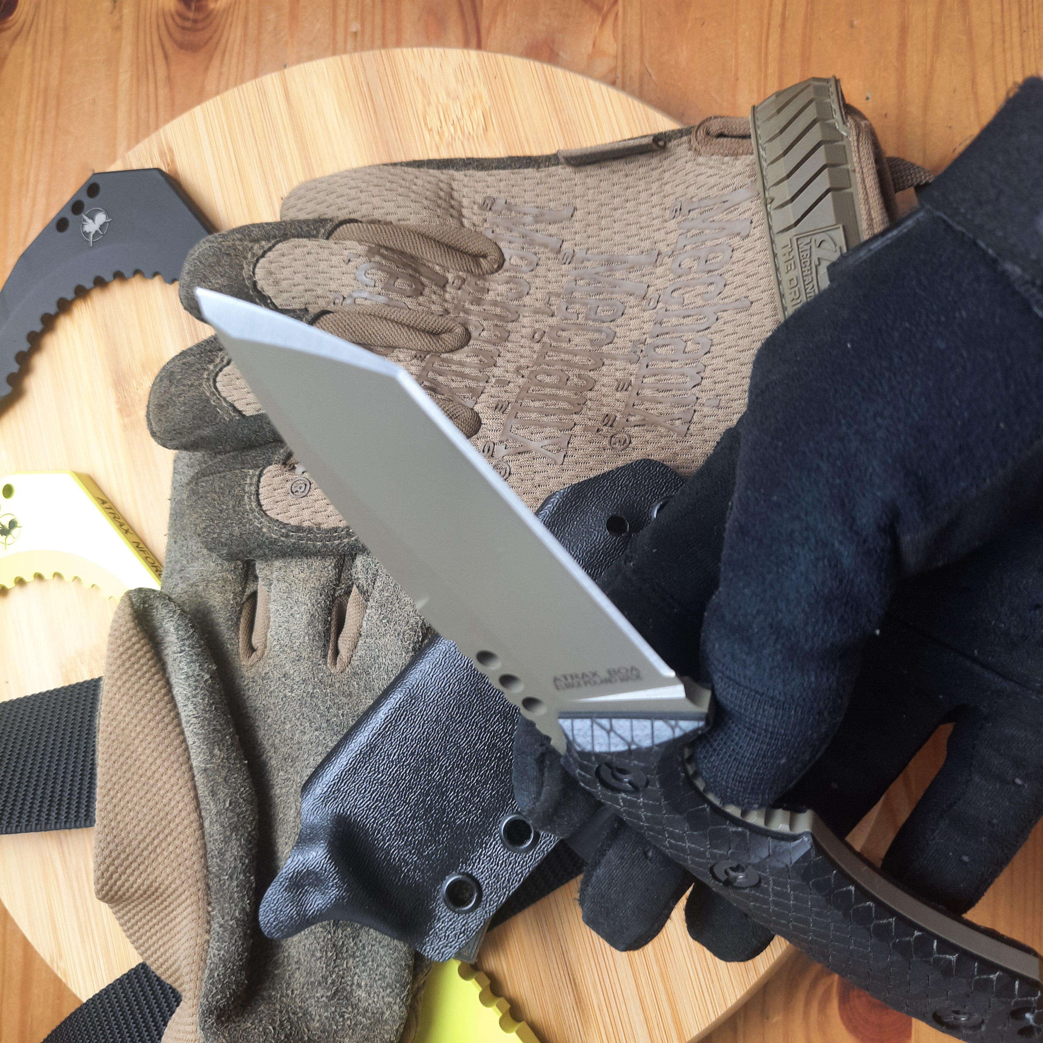 Atrax BOA Stonewashed Tactical Knife mit schwarzem Canvas-Micarta-Griff und Gunmetal Grey Kydex