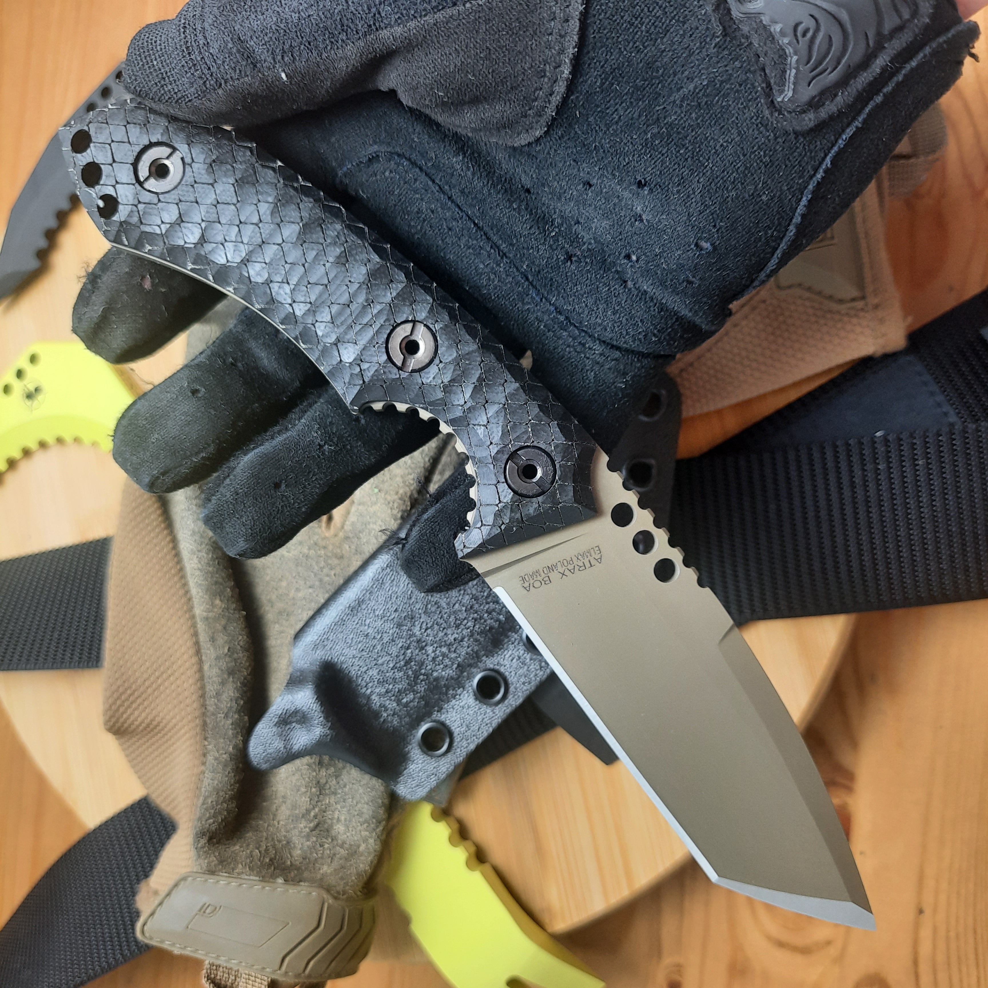 Atrax BOA Stonewashed Tactical Knife mit schwarzem Canvas-Micarta-Griff und Gunmetal Grey Kydex