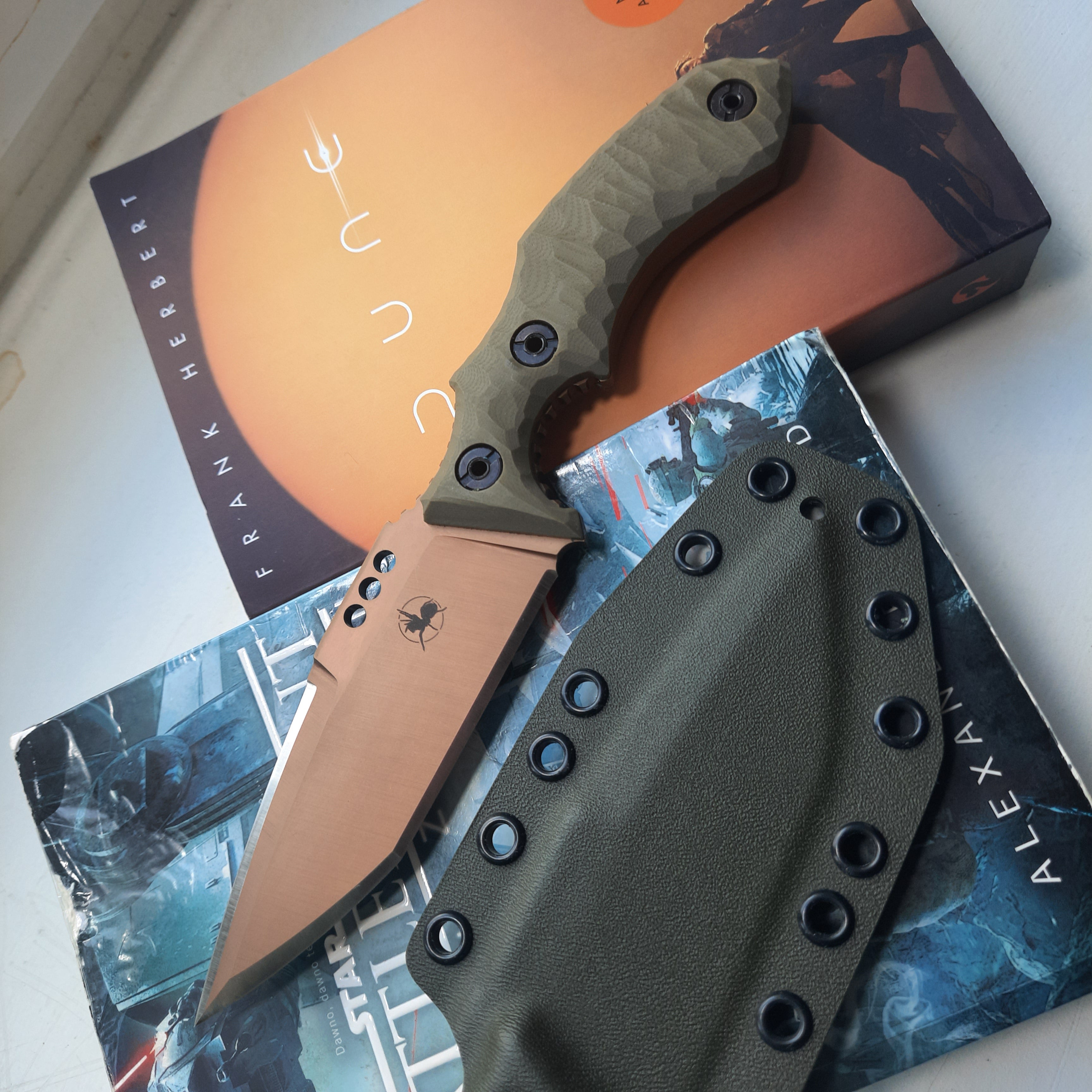 Nóż taktyczny Atrax Rogue Multicam Black Swedish Camo Cerakote z czarną rękojeścią G10