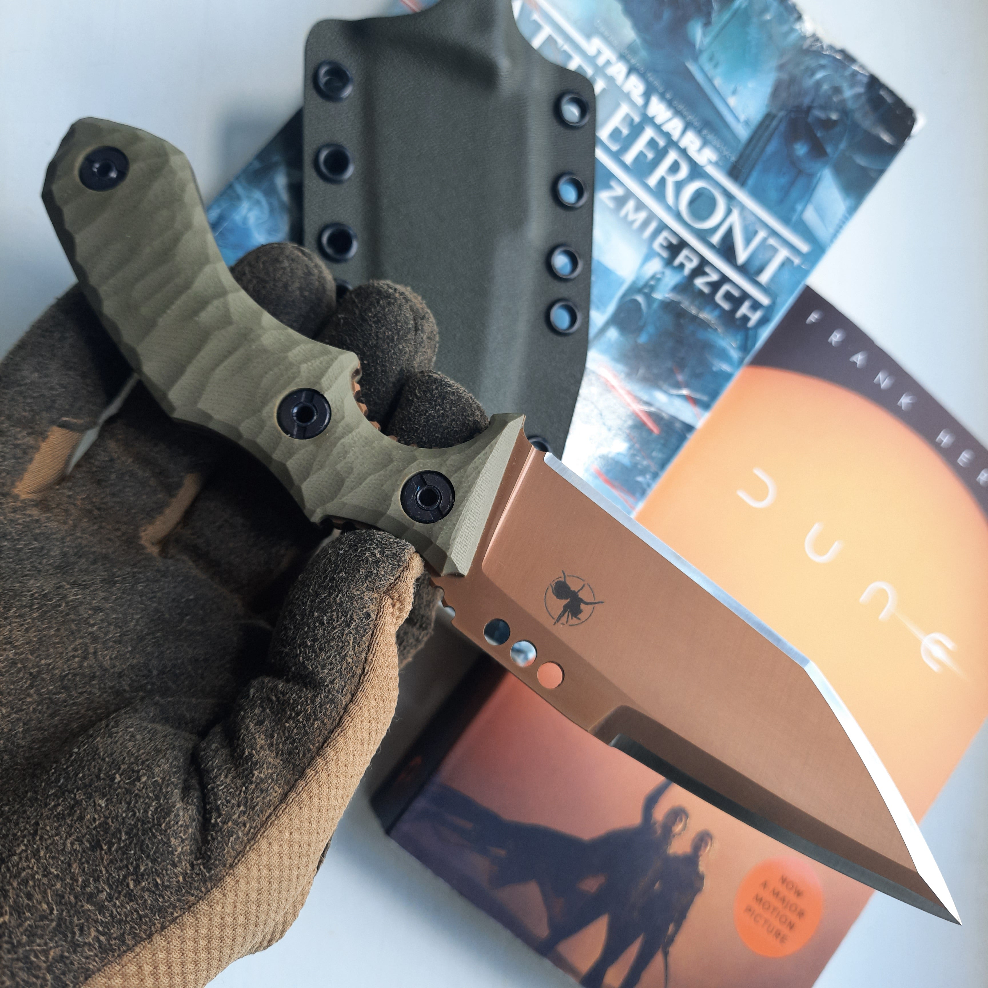 Nóż taktyczny Atrax Rogue Multicam Black Swedish Camo Cerakote z czarną rękojeścią G10