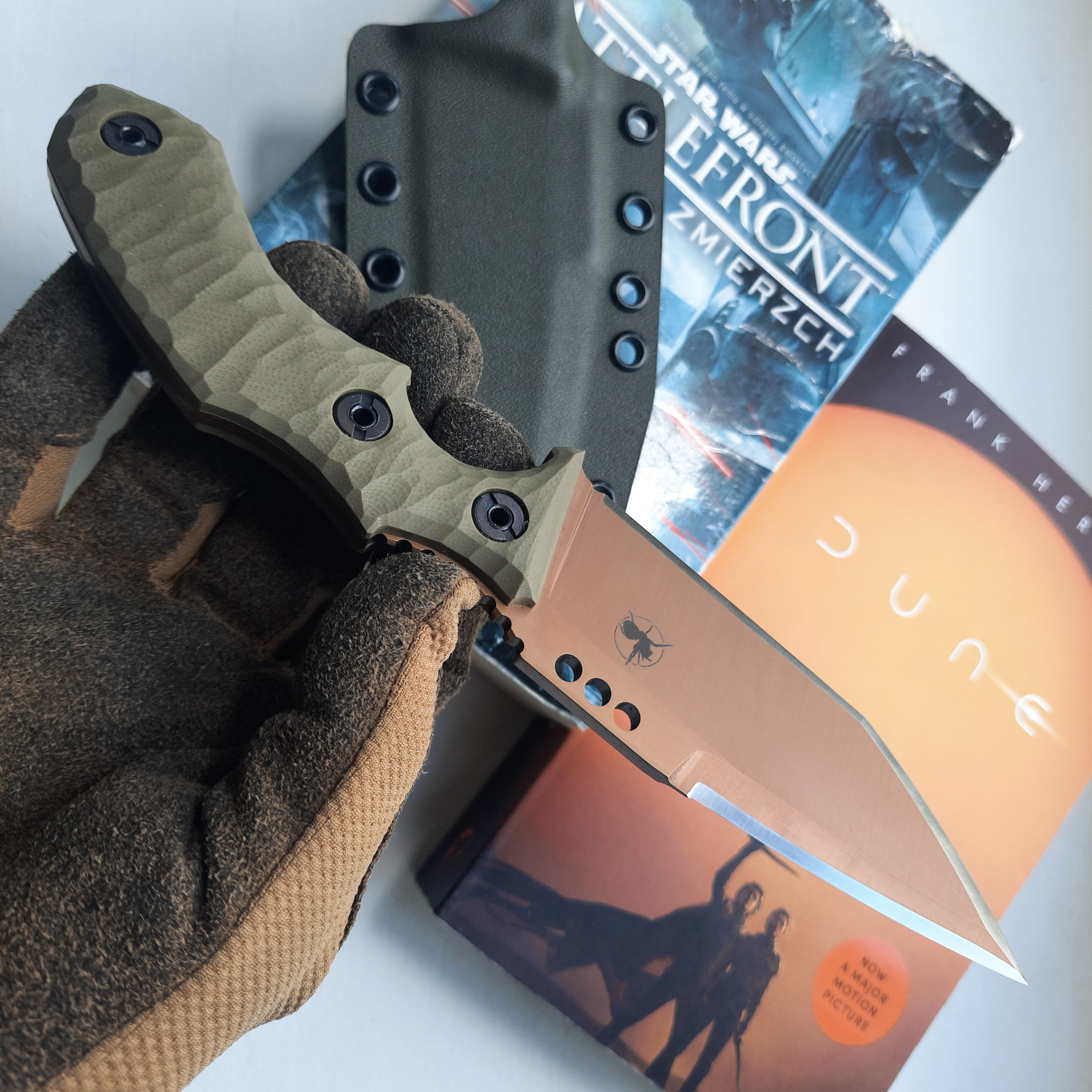Nóż taktyczny Atrax Rogue Multicam Black Swedish Camo Cerakote z czarną rękojeścią G10