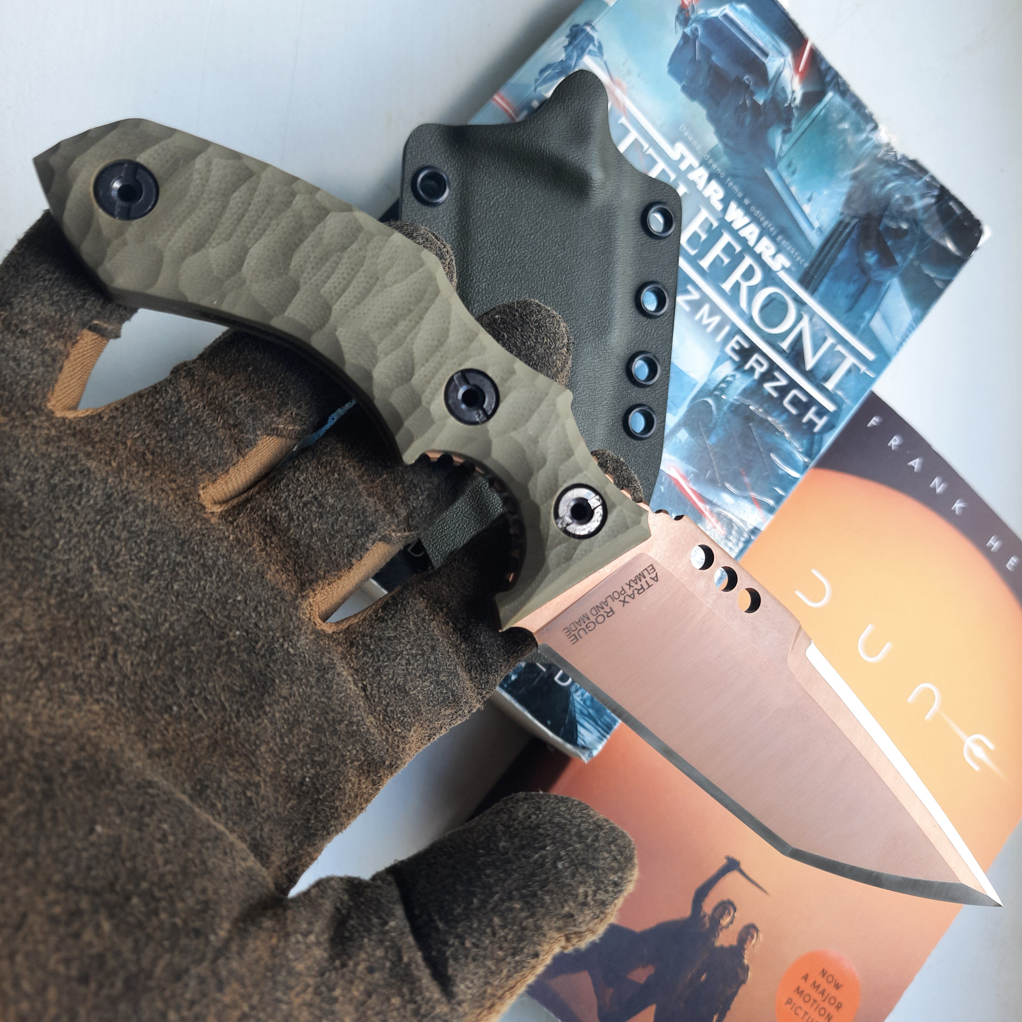 Nóż taktyczny Atrax Rogue Multicam Black Swedish Camo Cerakote z czarną rękojeścią G10