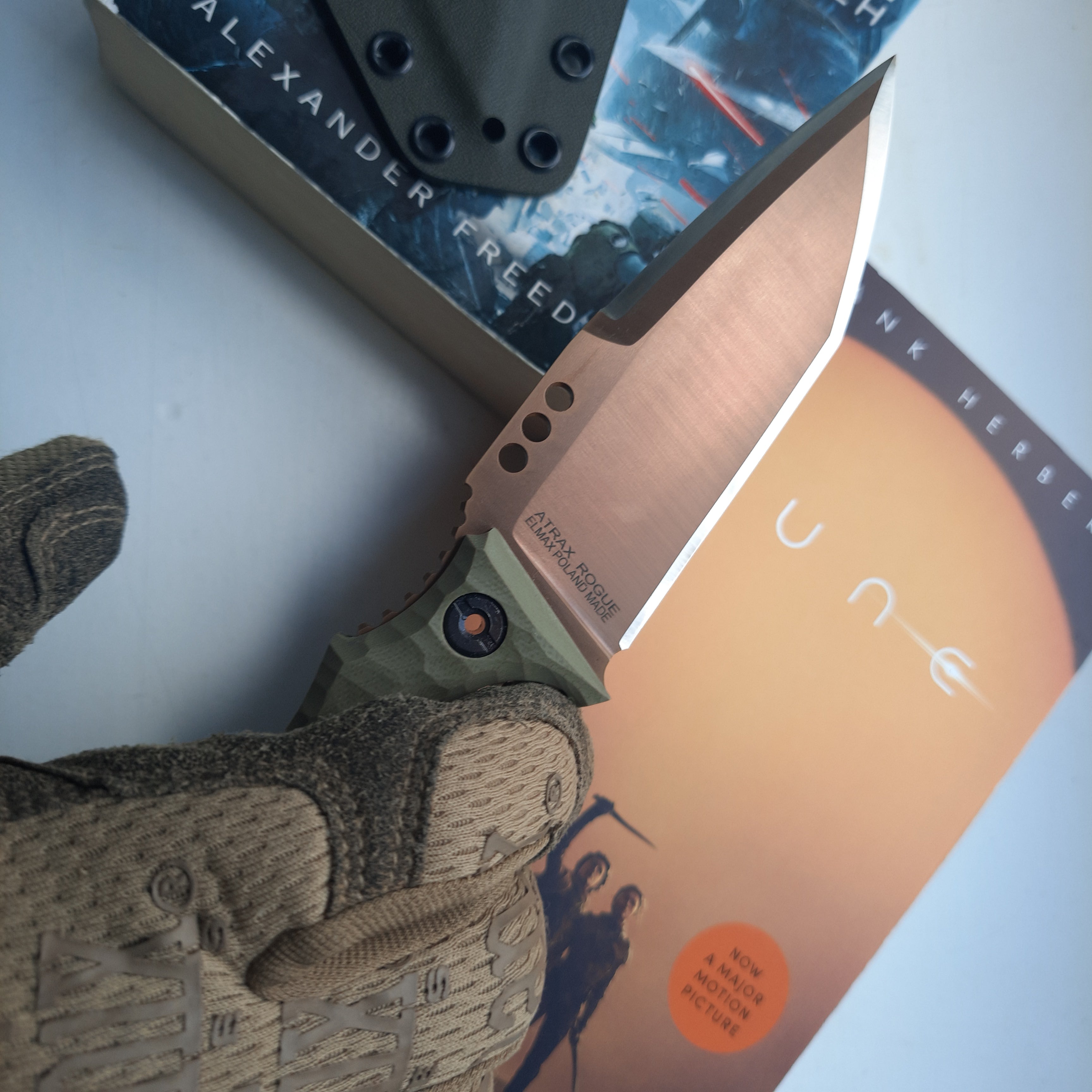 Nóż taktyczny Atrax Rogue Multicam Black Swedish Camo Cerakote z czarną rękojeścią G10