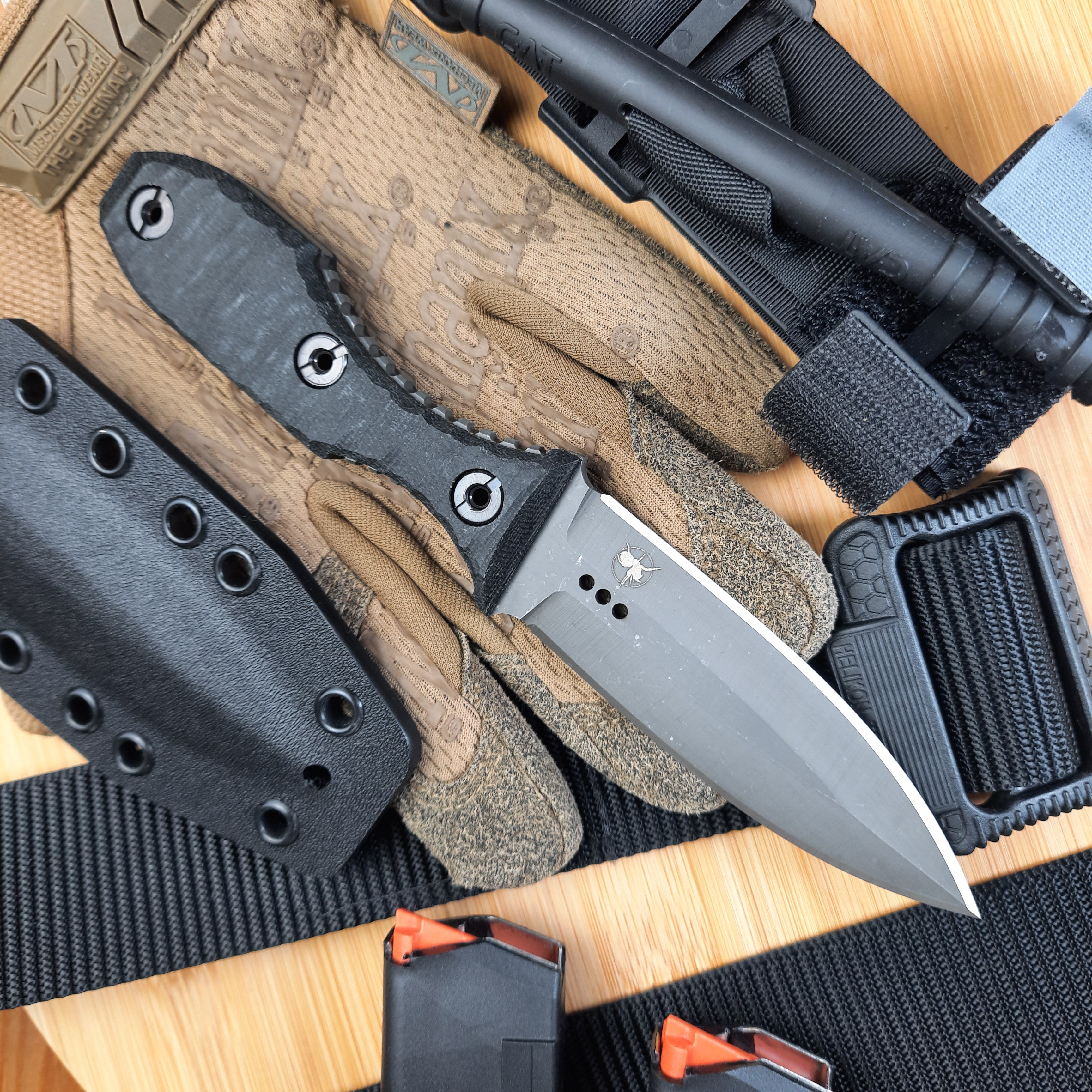 Atrax SCOURGE DAGGER Silber Satin Taktisches Messer mit braunem G10-Griff