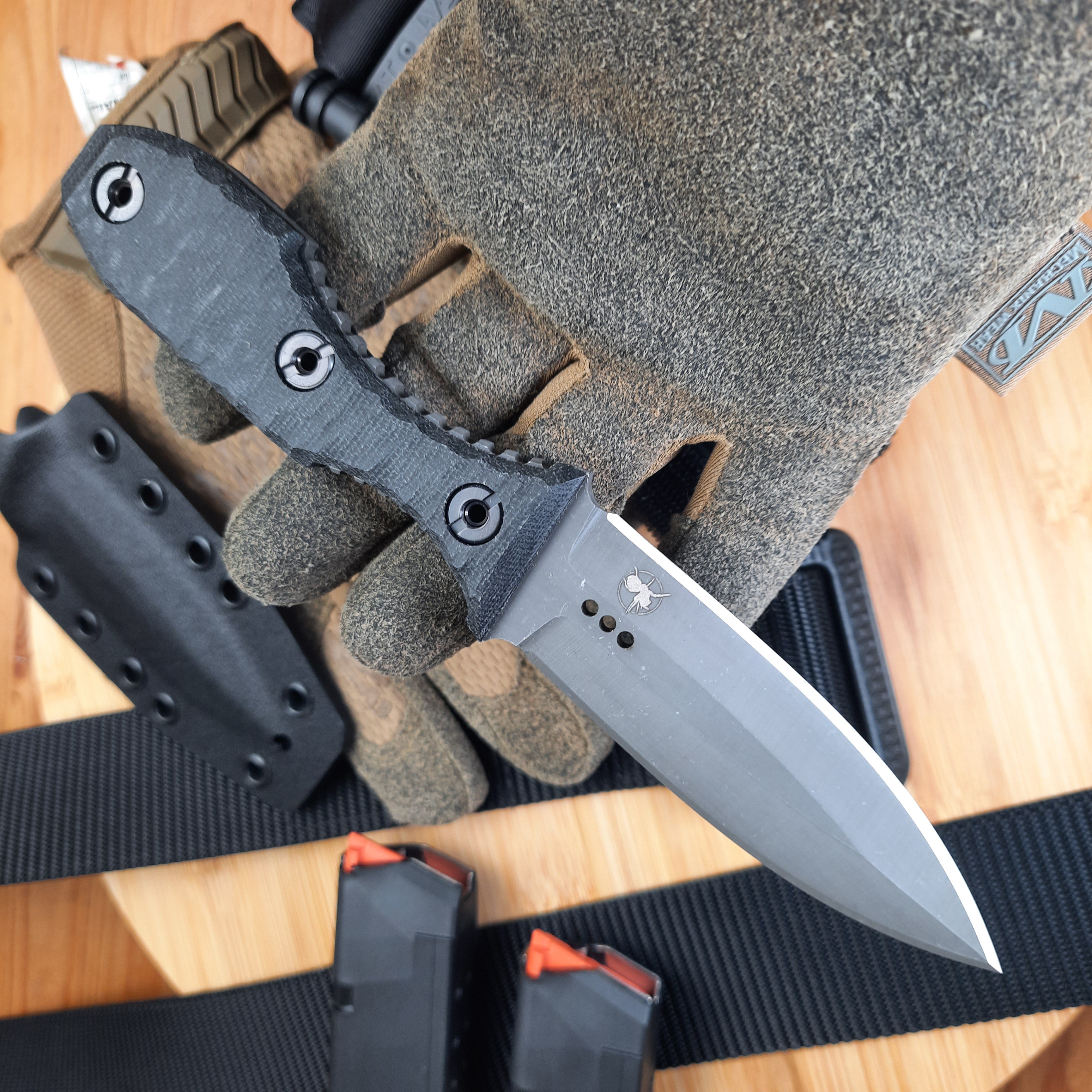Atrax SCOURGE DAGGER Silber Satin Taktisches Messer mit braunem G10-Griff