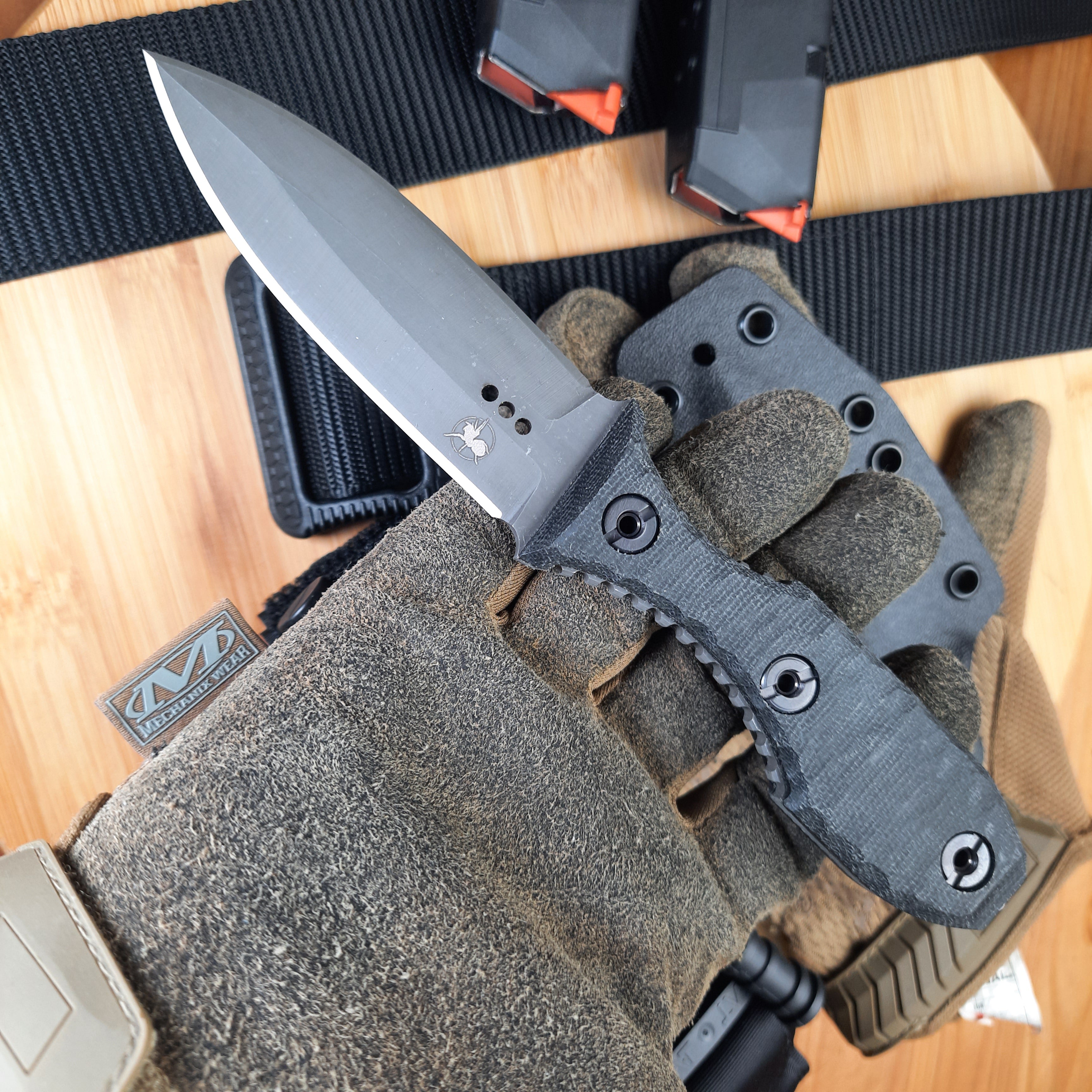 Atrax SCOURGE DAGGER Silber Satin Taktisches Messer mit braunem G10-Griff