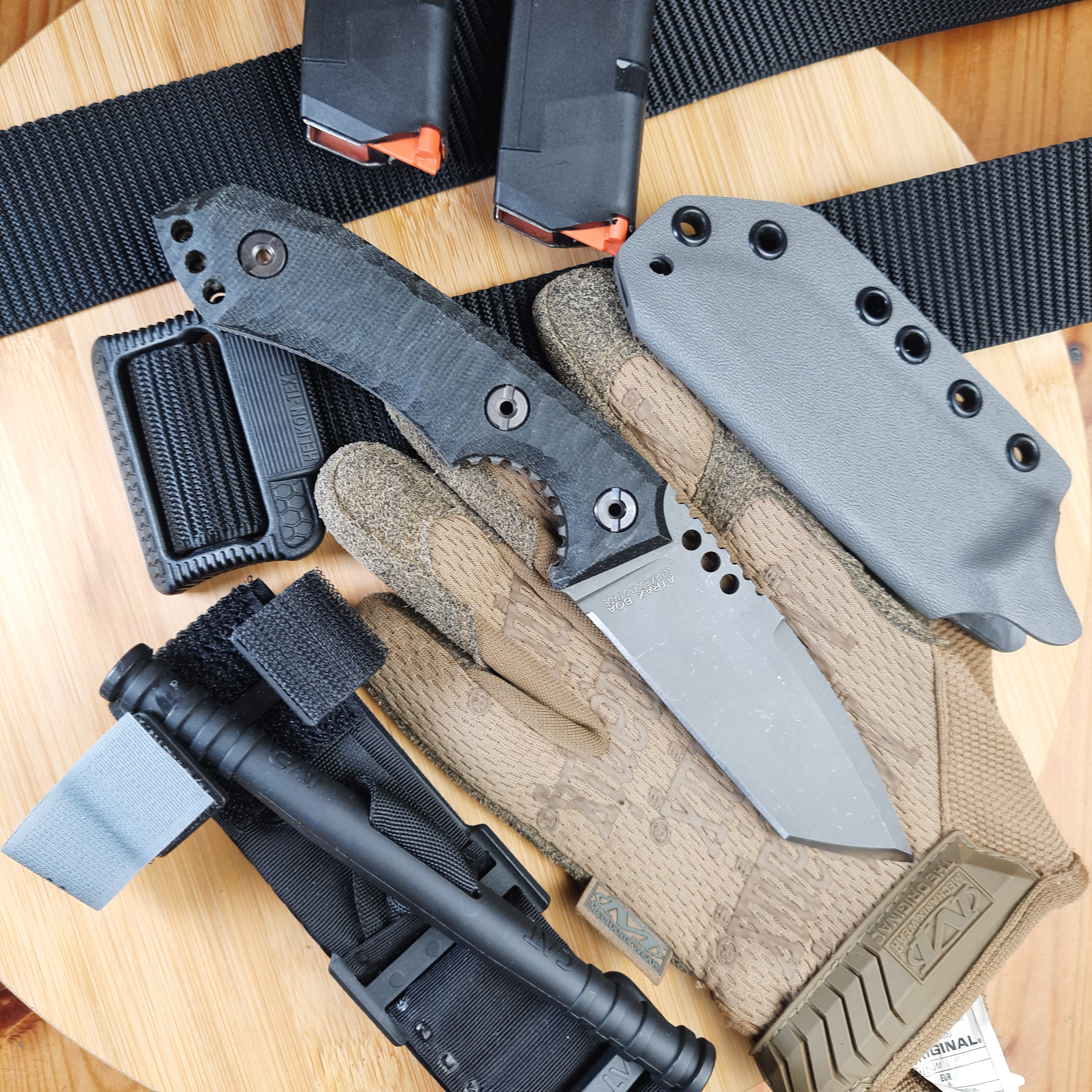 Atrax BOA Taktisches Messer Stonewashed mit braunem G10-Griff