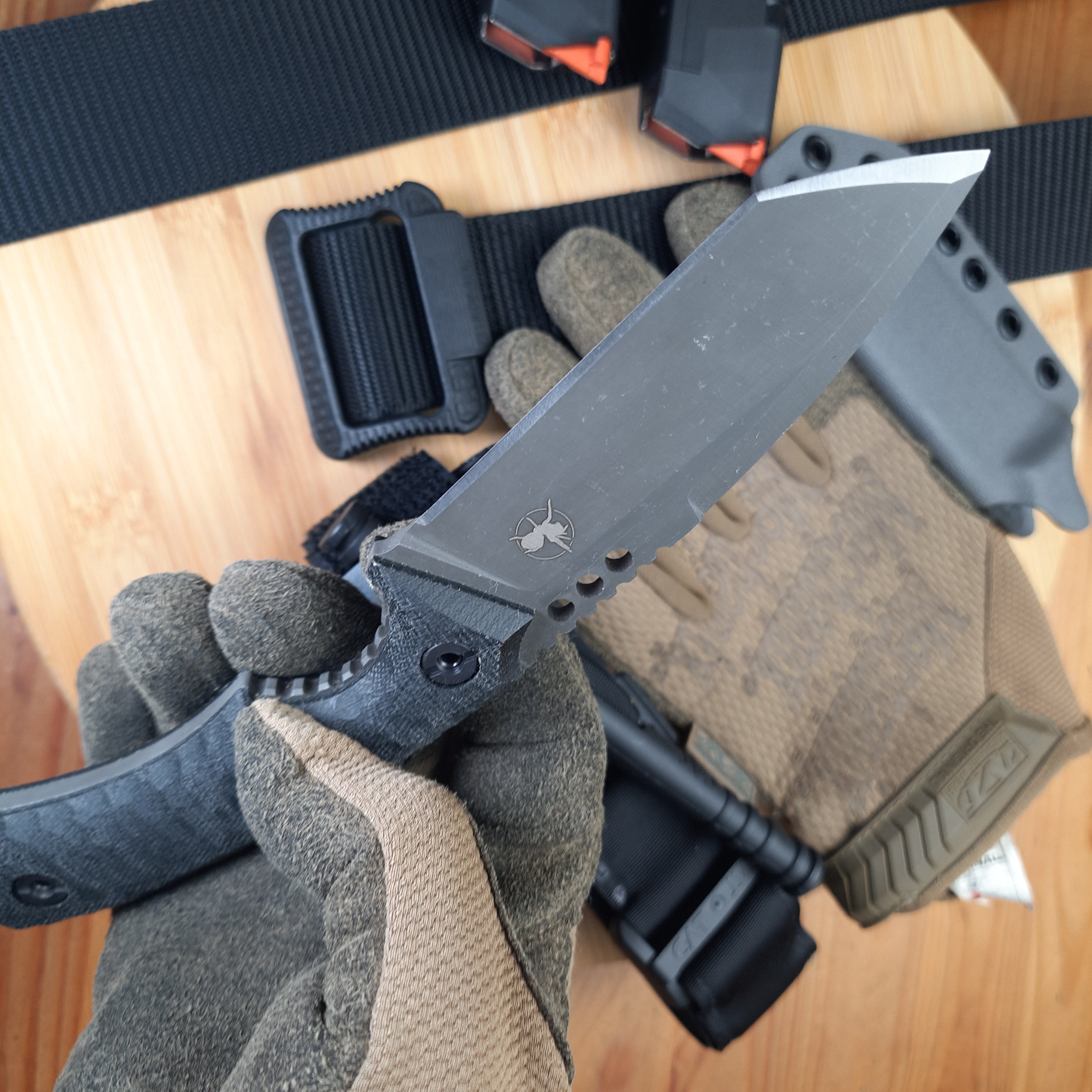 Atrax BOA Taktisches Messer Stonewashed mit braunem G10-Griff