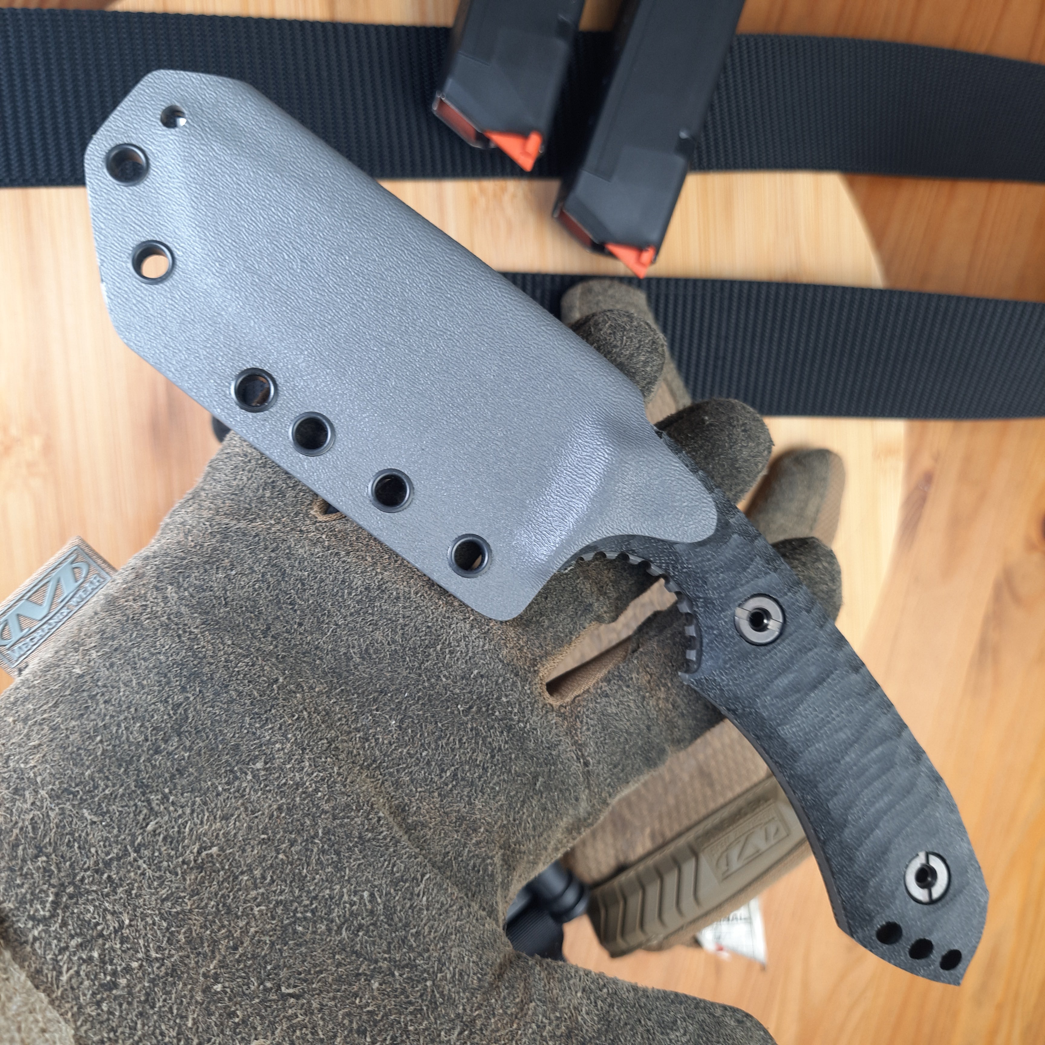 Atrax BOA Taktisches Messer Stonewashed mit braunem G10-Griff