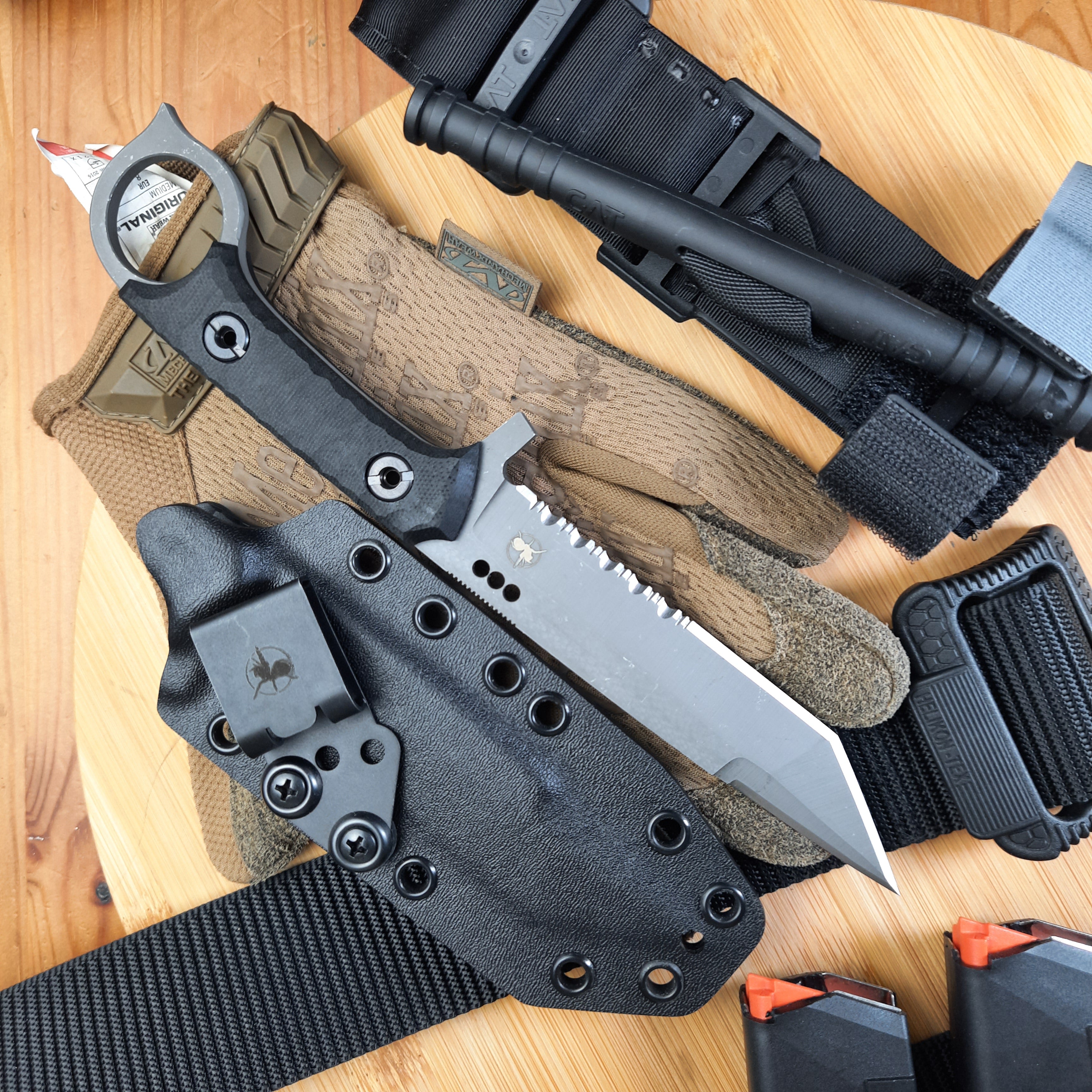 Nóż taktyczny Atrax Shadow XL z rękojeścią z brązowego płótna Micarta