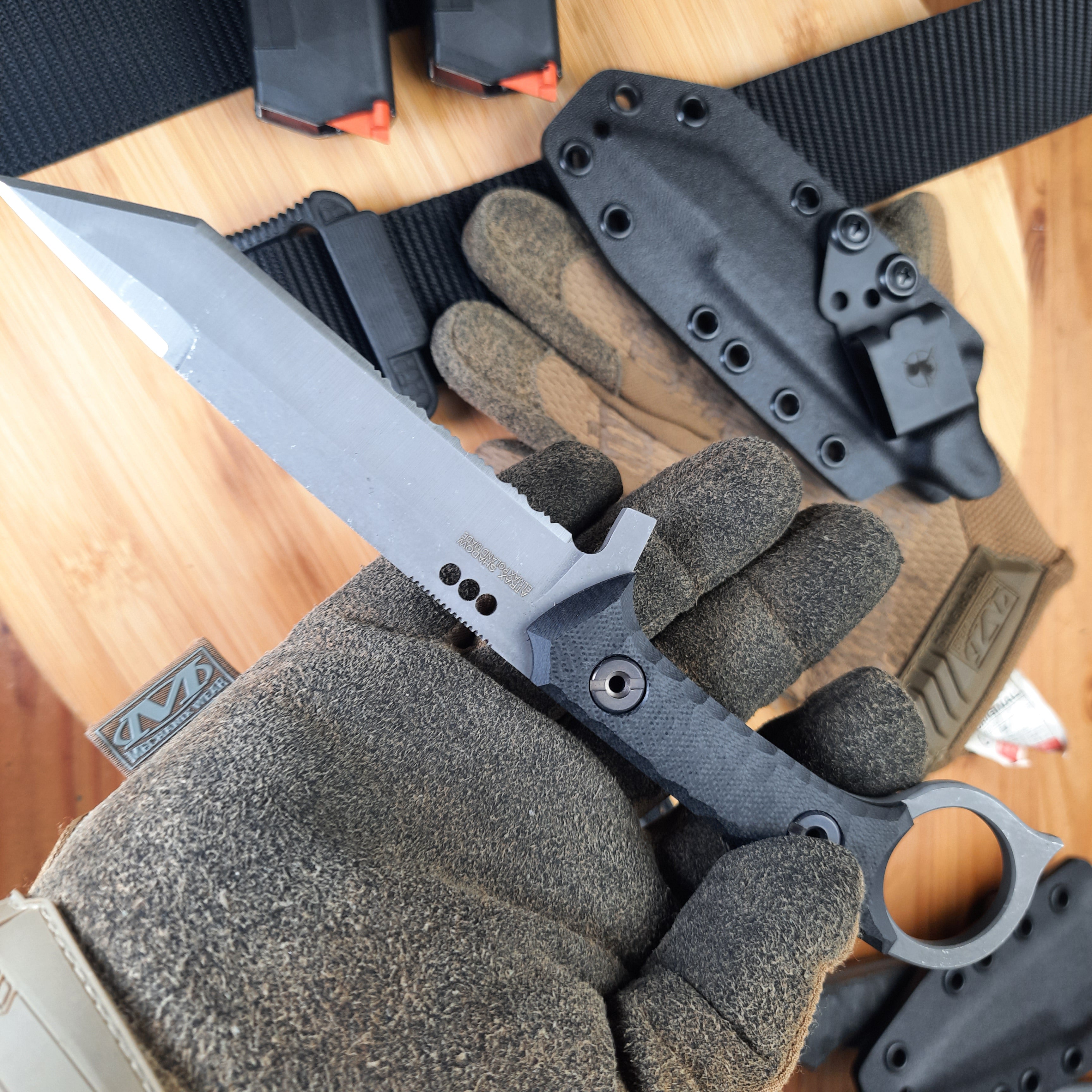 Nóż taktyczny Atrax Shadow XL z rękojeścią z brązowego płótna Micarta