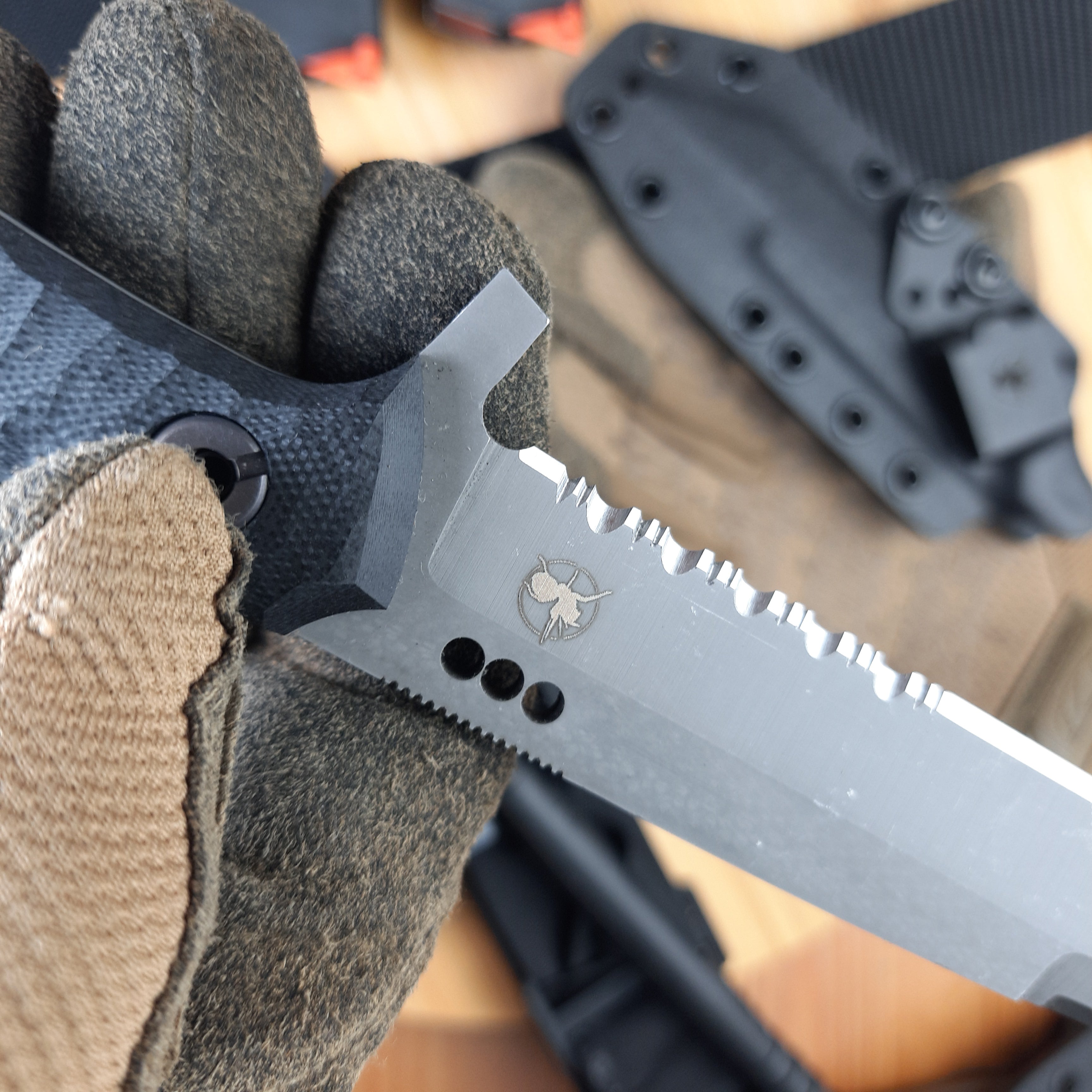 Nóż taktyczny Atrax Shadow XL z rękojeścią z brązowego płótna Micarta