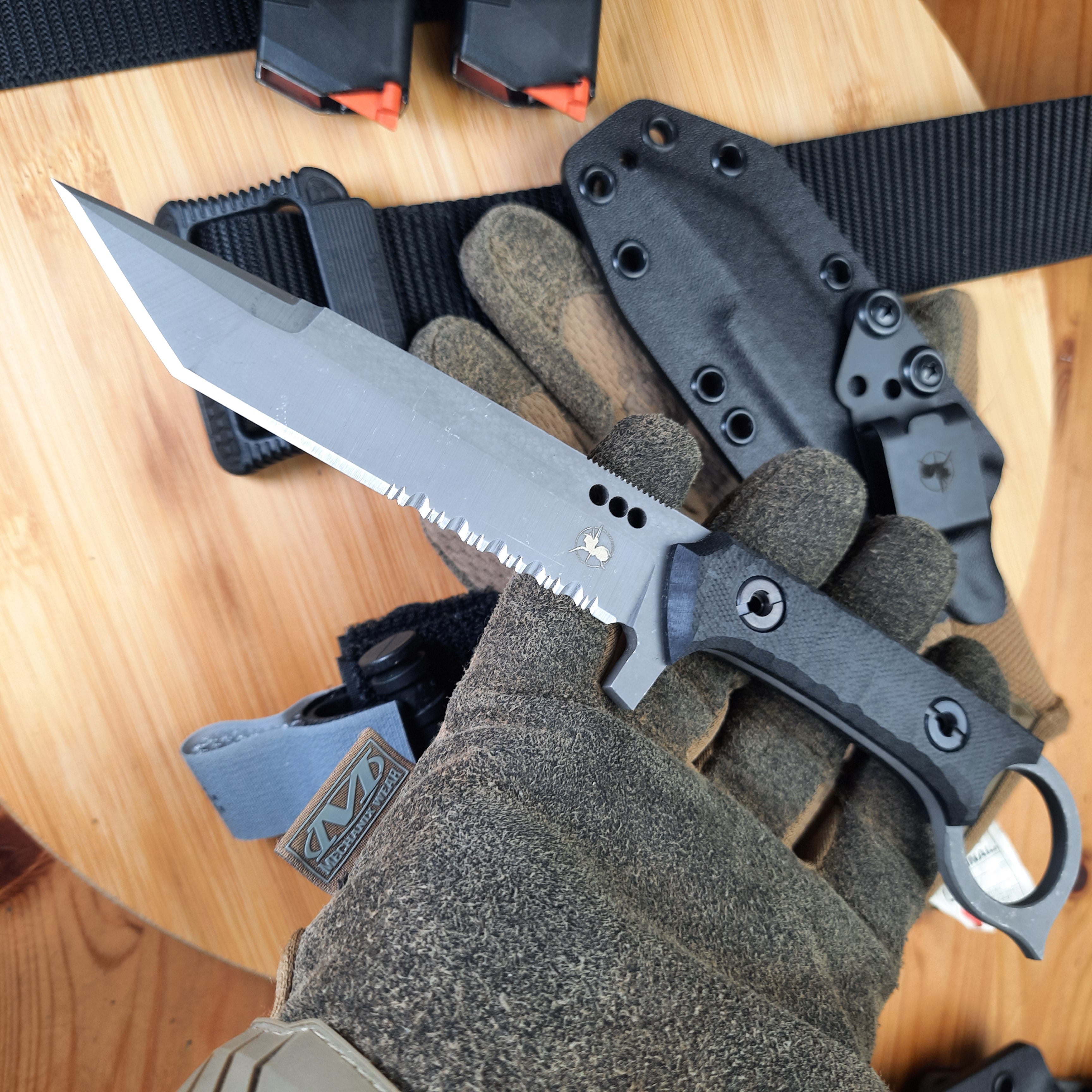 Nóż taktyczny Atrax Shadow XL z rękojeścią z brązowego płótna Micarta