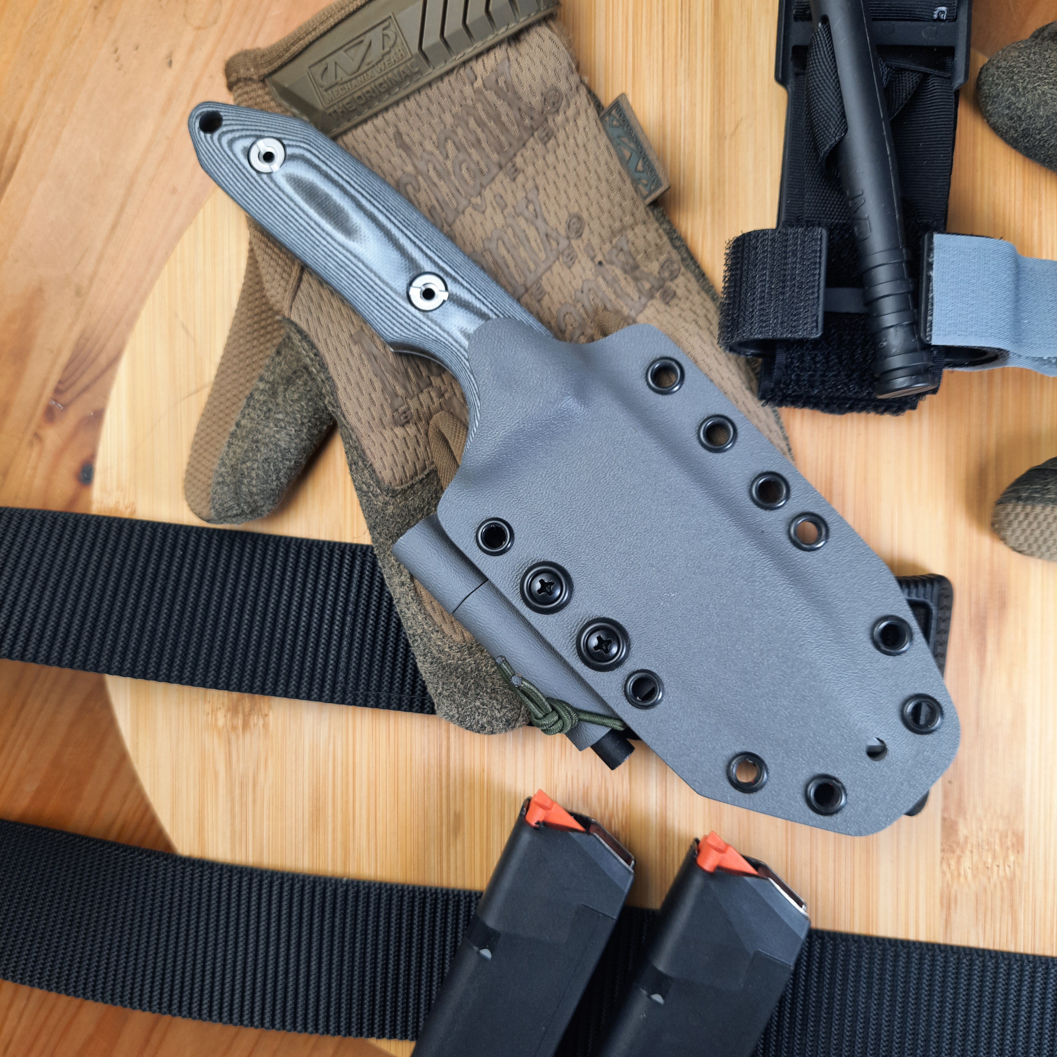 Nóż taktyczny Atrax BOA Stonewashed z rękojeścią z czarnego płótna Micarta i metalicznym szarym Kydexem