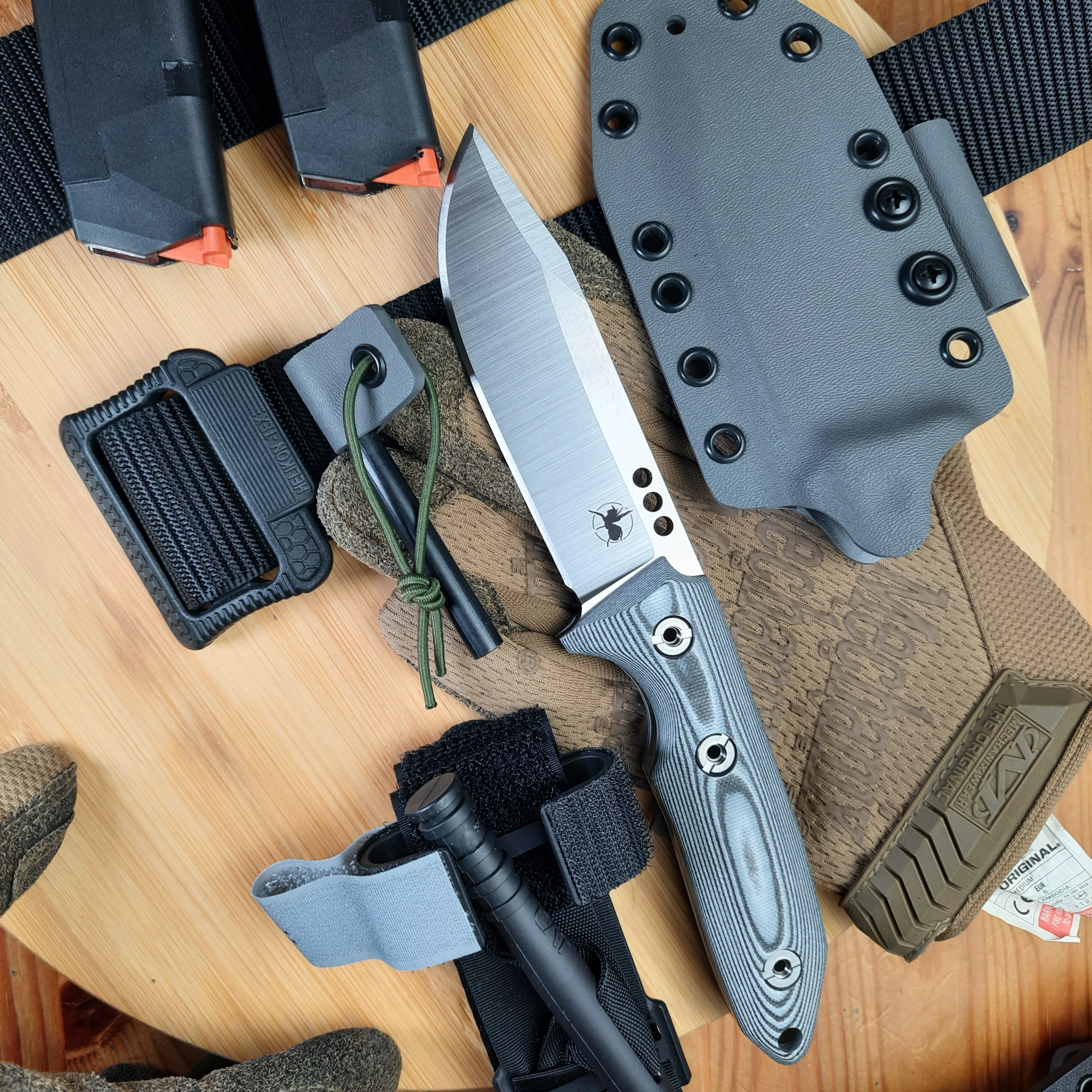 Nóż taktyczny Atrax BOA Stonewashed z rękojeścią z czarnego płótna Micarta i metalicznym szarym Kydexem