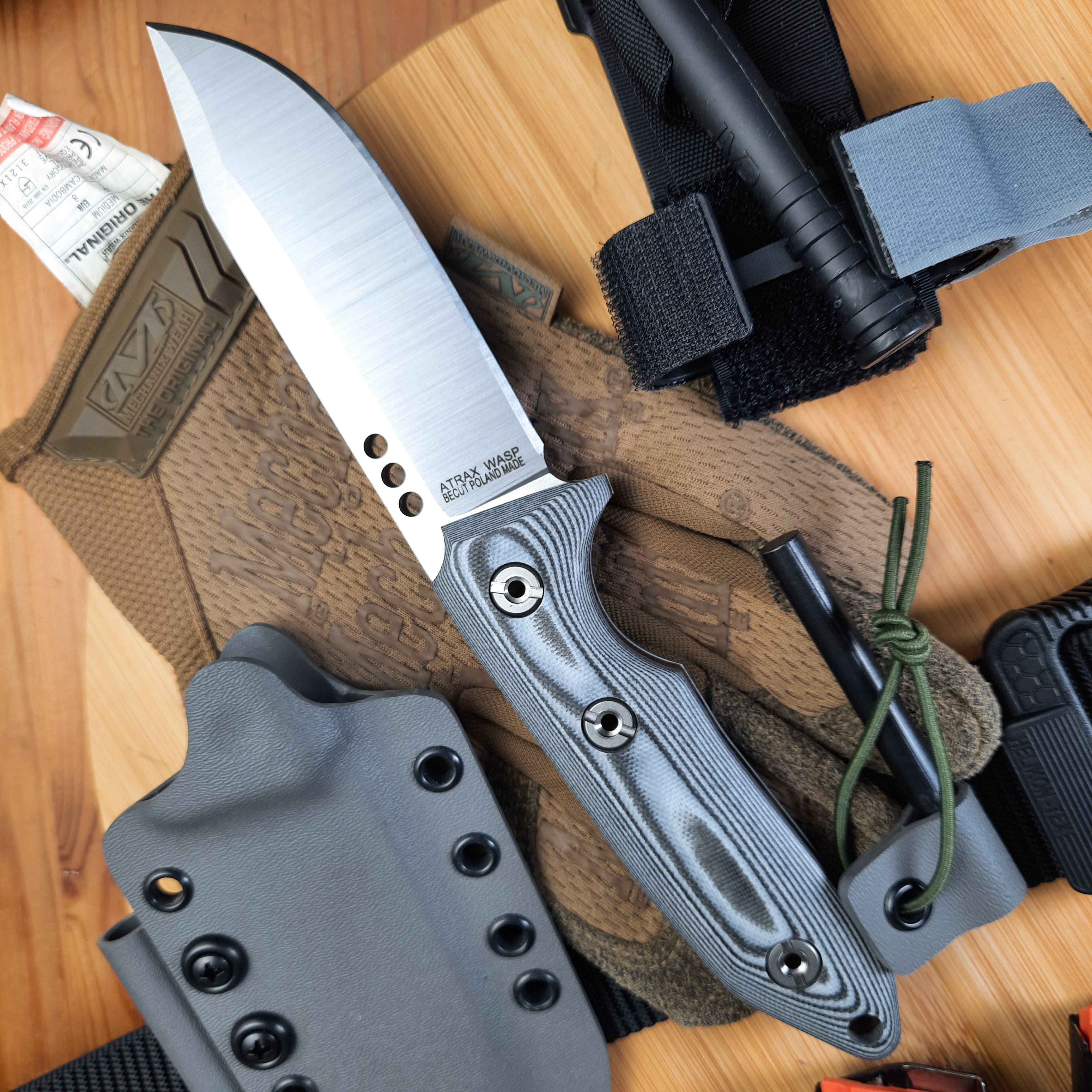 Nóż taktyczny Atrax BOA Stonewashed z rękojeścią z czarnego płótna Micarta i metalicznym szarym Kydexem