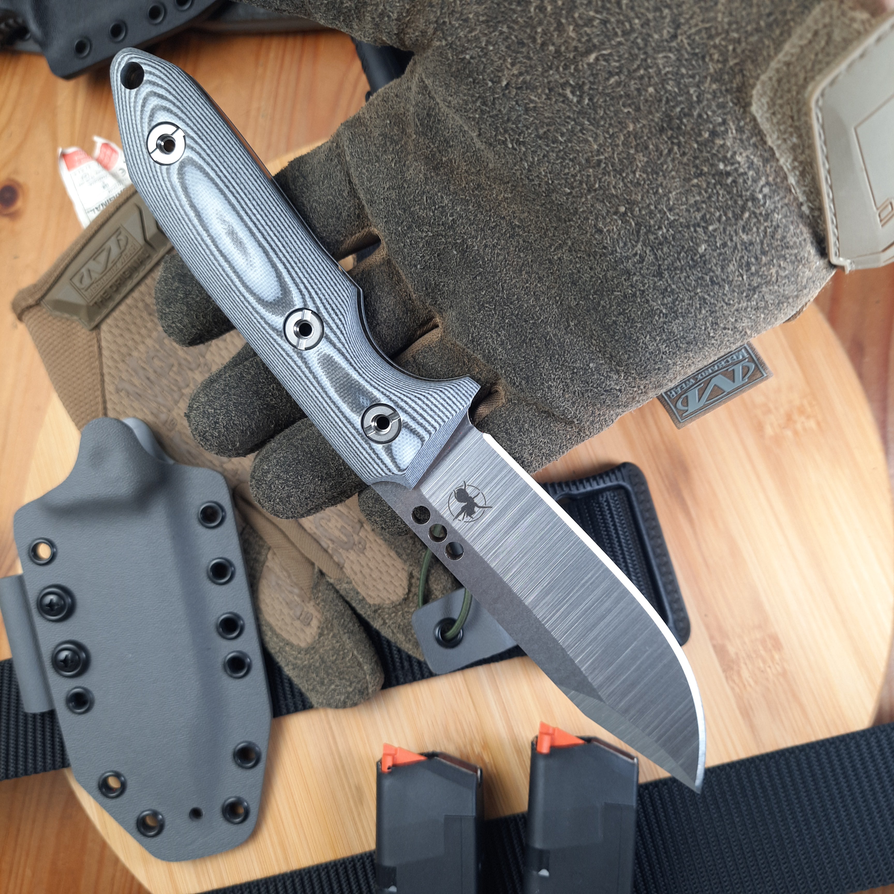 Nóż taktyczny Atrax BOA Stonewashed z rękojeścią z czarnego płótna Micarta i metalicznym szarym Kydexem