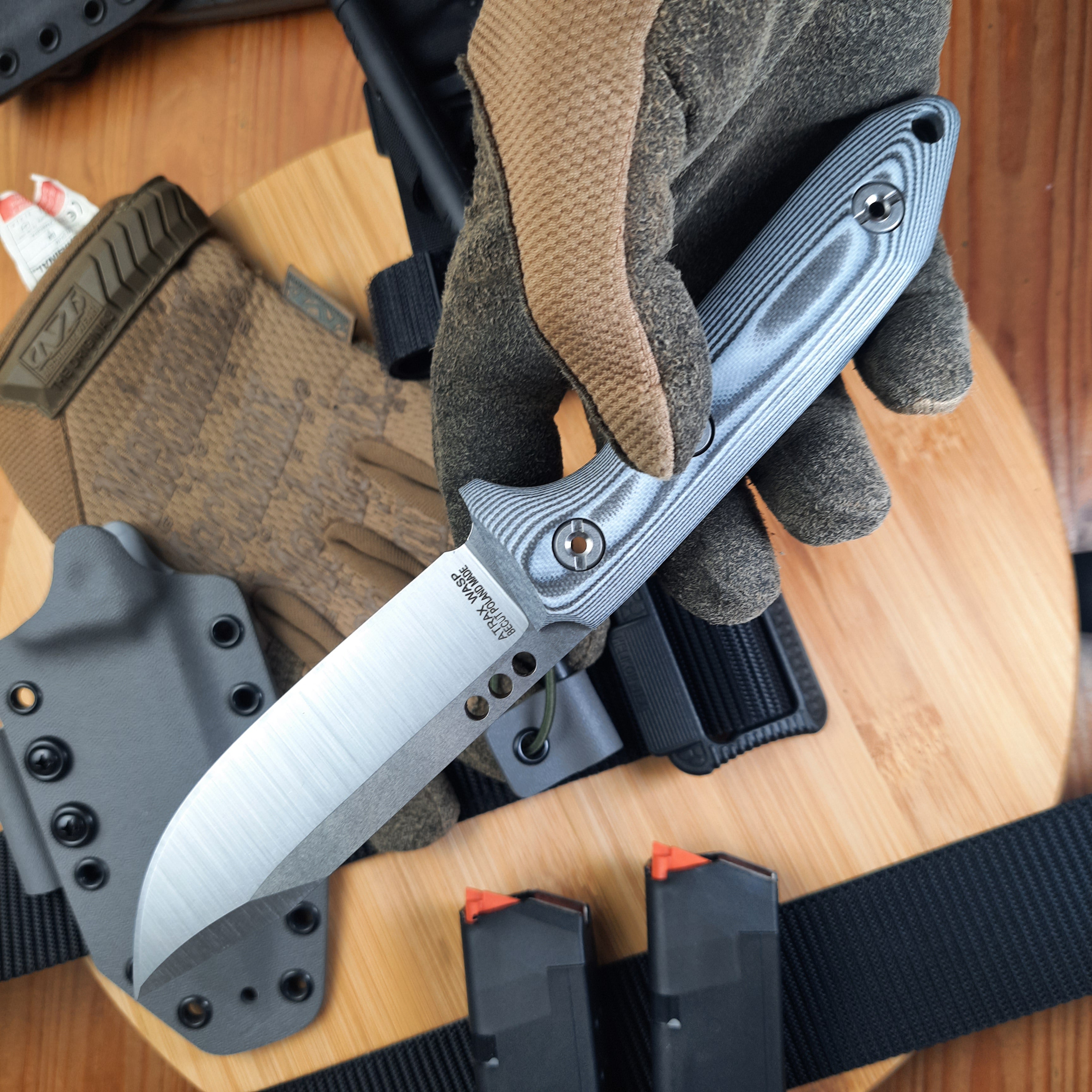 Nóż taktyczny Atrax BOA Stonewashed z rękojeścią z czarnego płótna Micarta i metalicznym szarym Kydexem