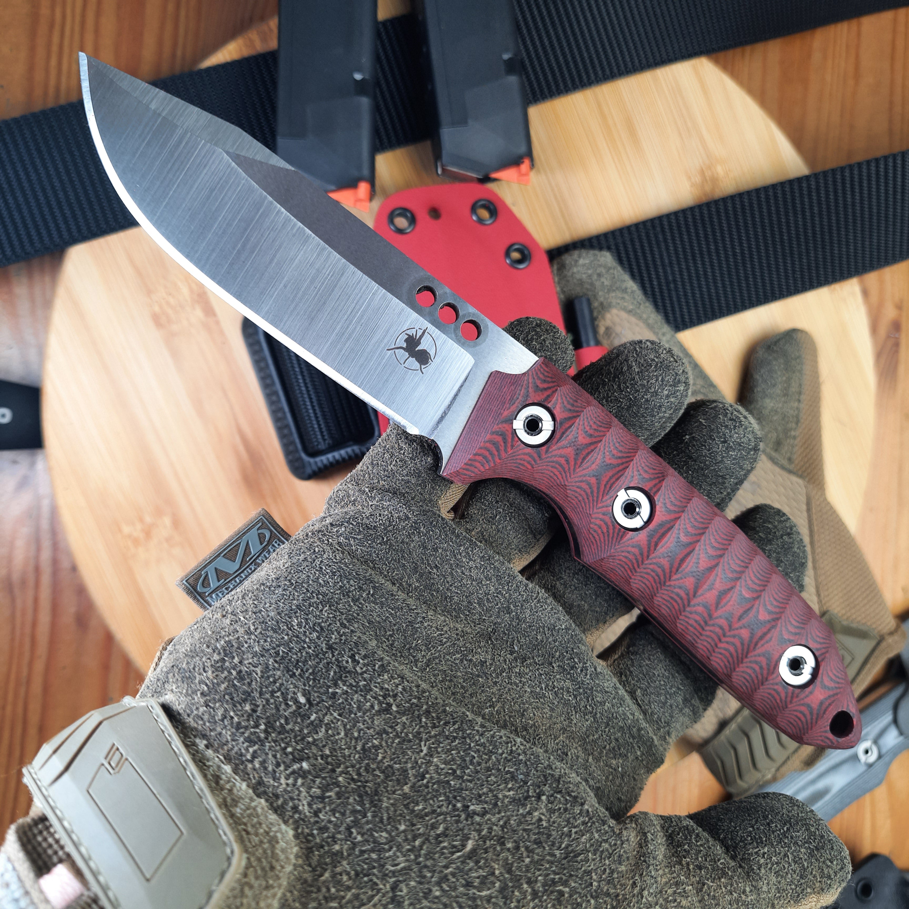 Nóż taktyczny Atrax BOA Stonewashed z rękojeścią z czarnego płótna Micarta i metalicznym szarym Kydexem