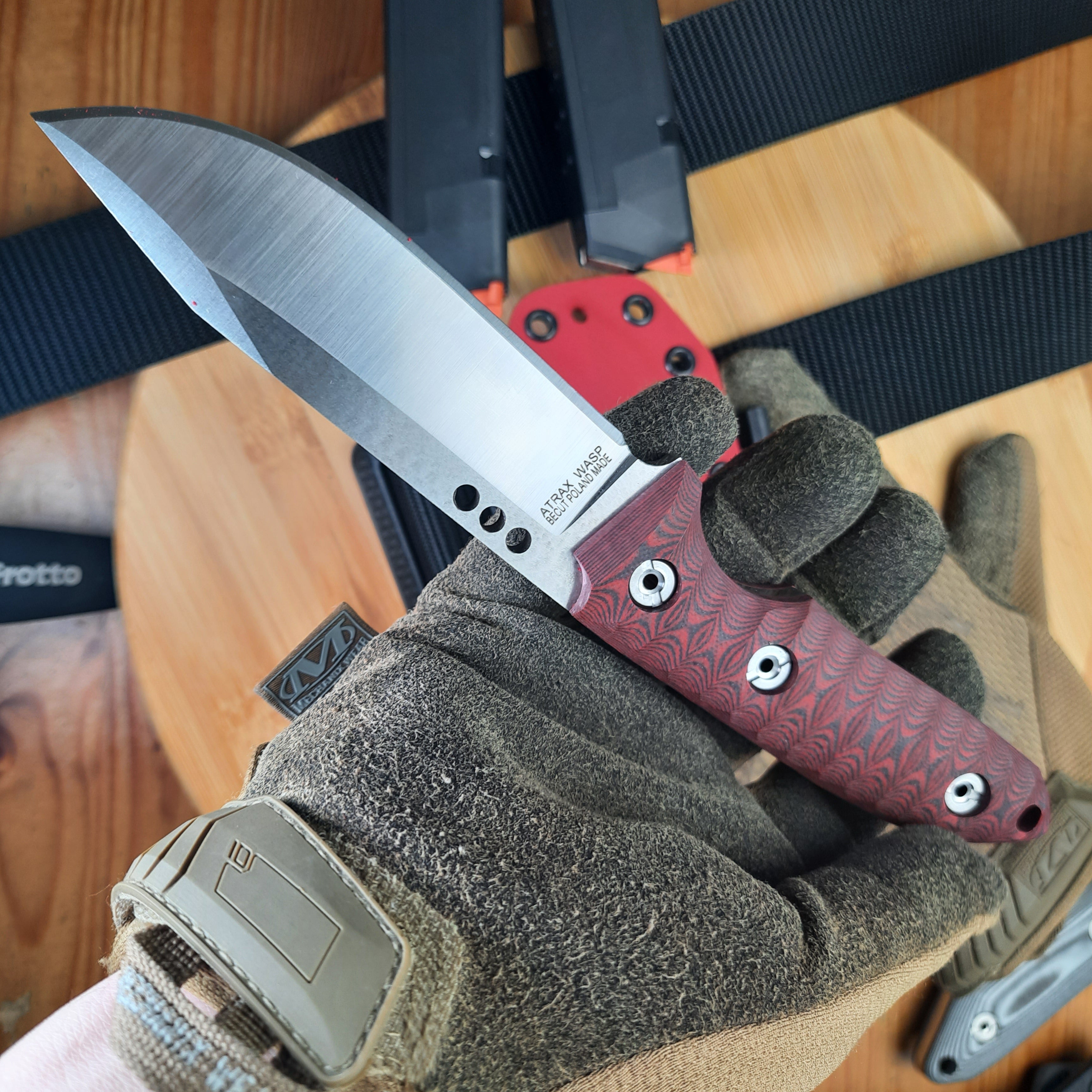 Nóż taktyczny Atrax BOA Stonewashed z rękojeścią z czarnego płótna Micarta i metalicznym szarym Kydexem