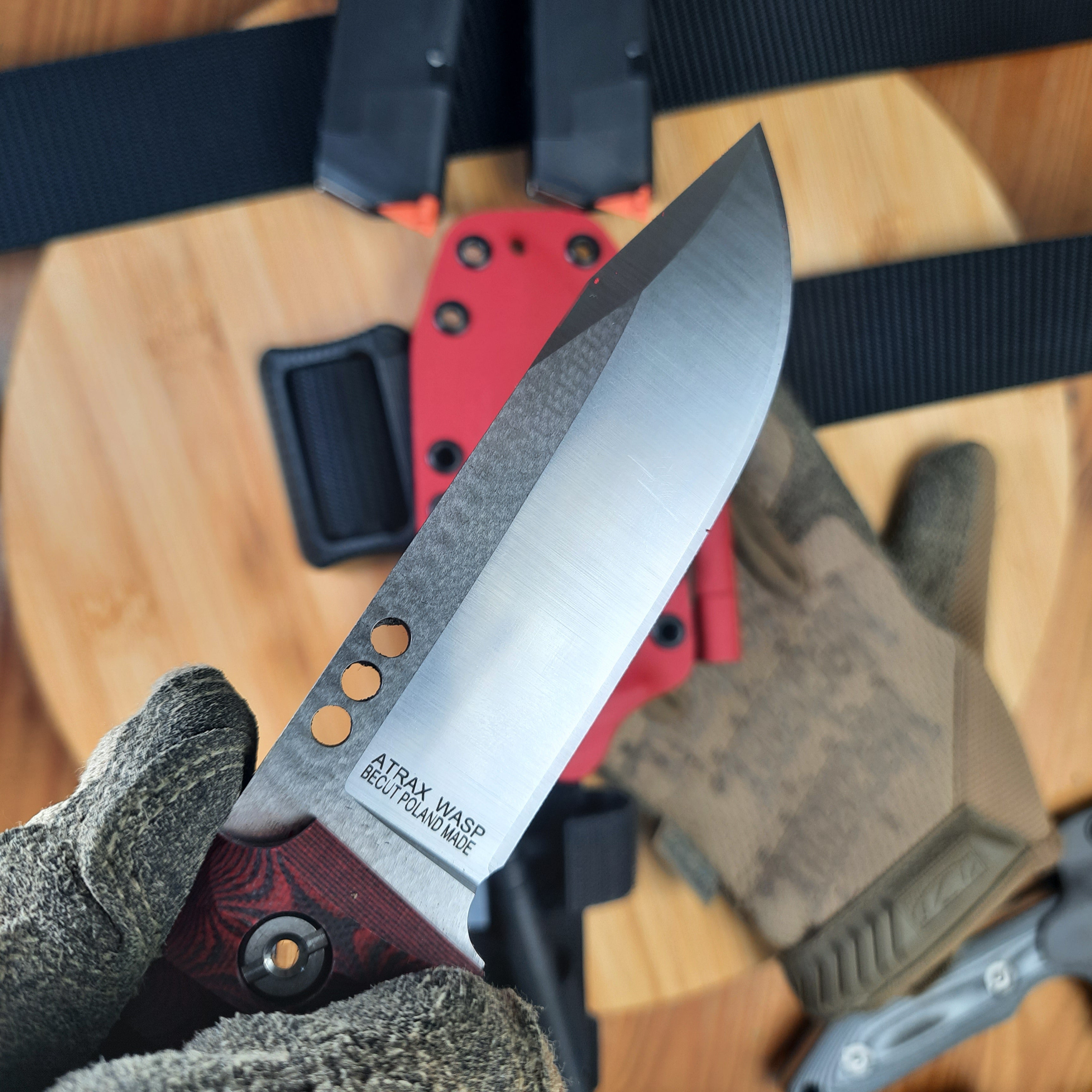 Nóż taktyczny Atrax BOA Stonewashed z rękojeścią z czarnego płótna Micarta i metalicznym szarym Kydexem
