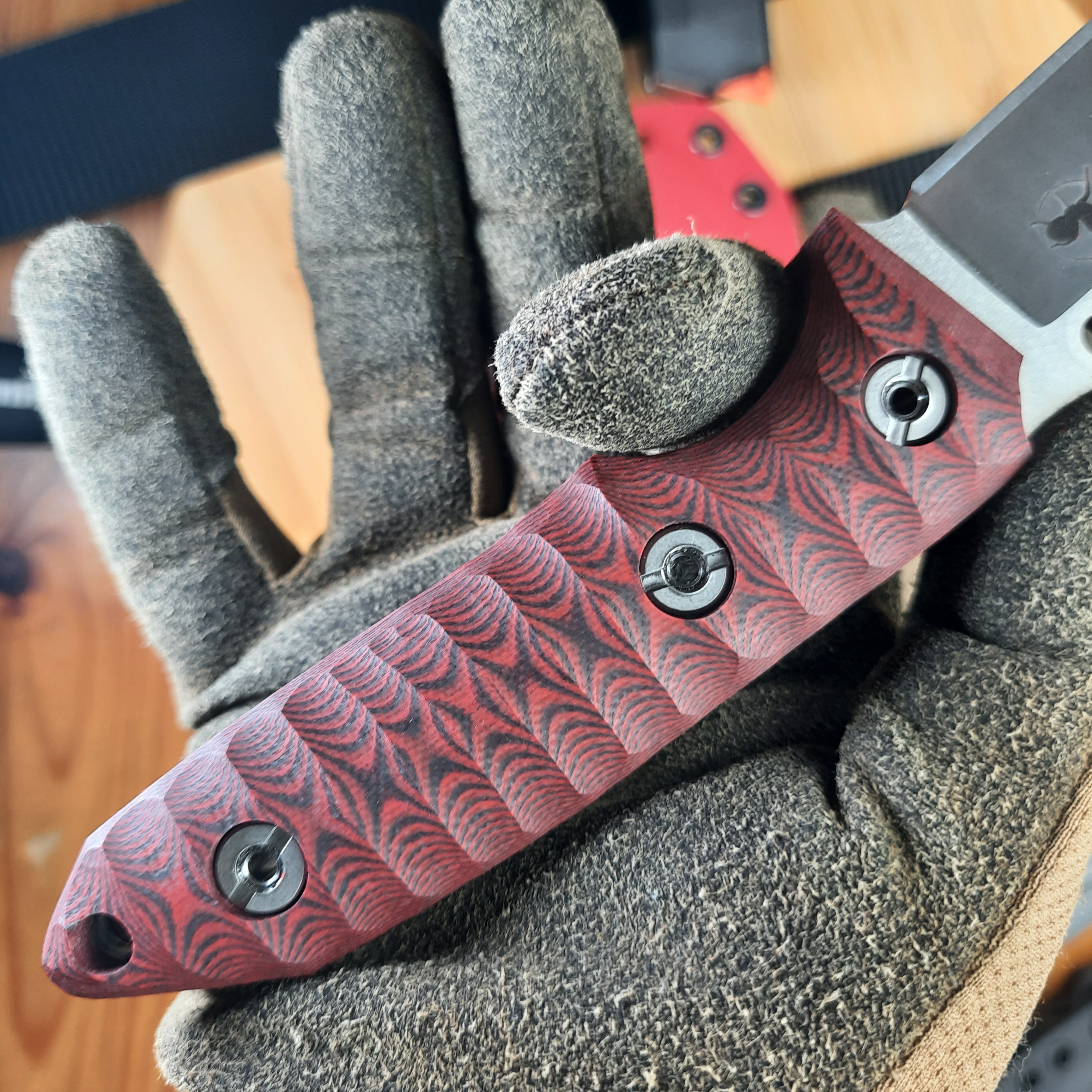 Nóż taktyczny Atrax BOA Stonewashed z rękojeścią z czarnego płótna Micarta i metalicznym szarym Kydexem