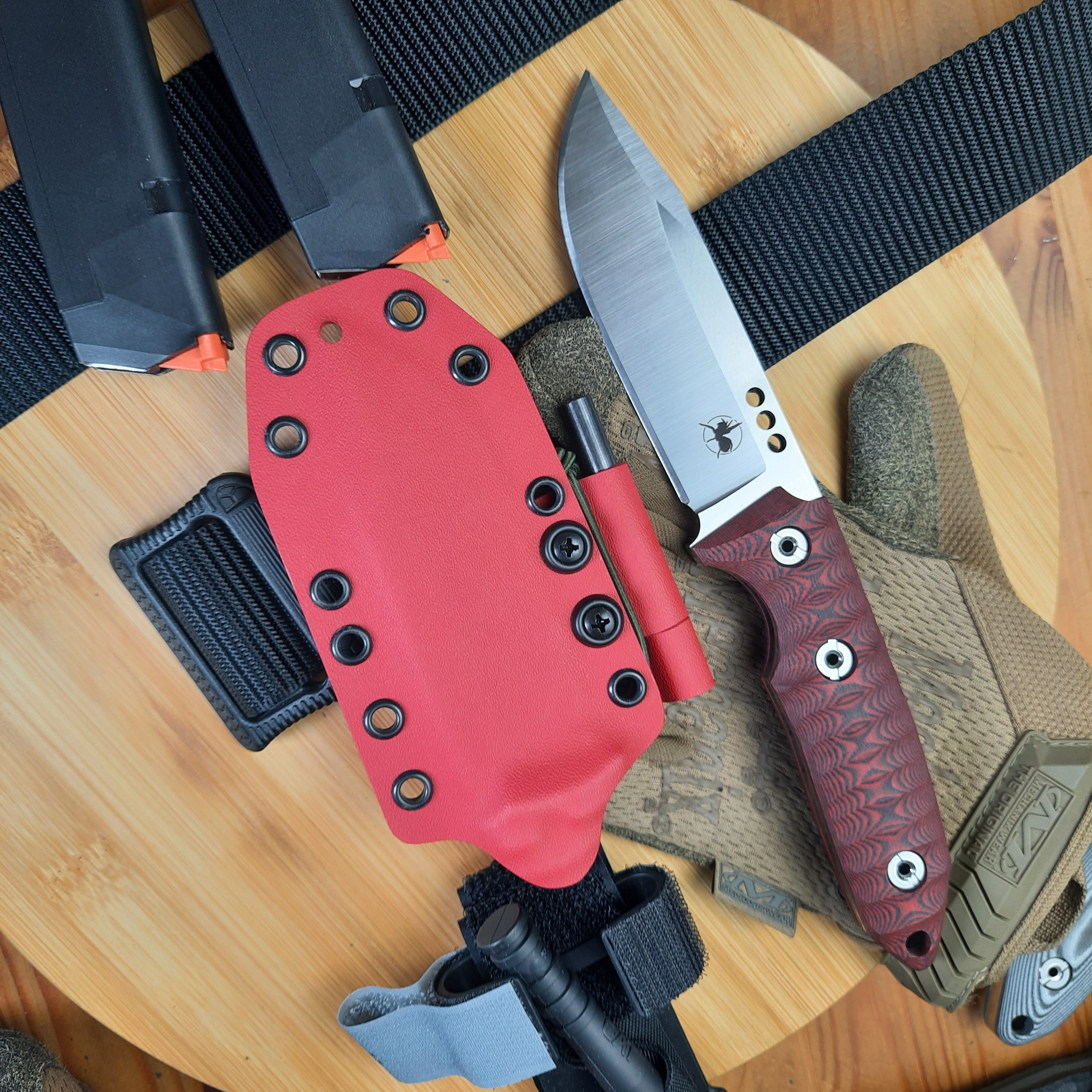 Nóż taktyczny Atrax BOA Stonewashed z rękojeścią z czarnego płótna Micarta i metalicznym szarym Kydexem