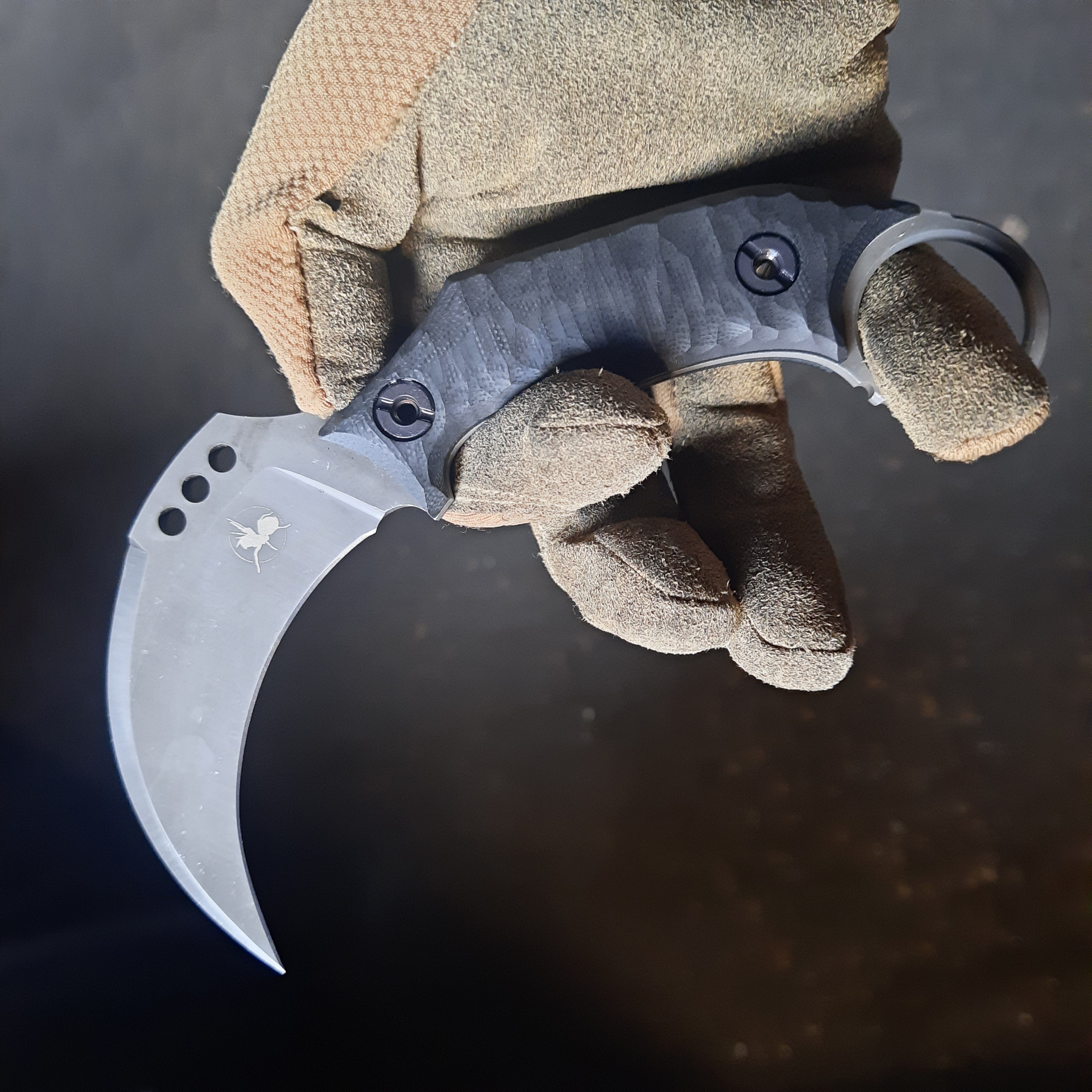 Atrax MARDUK Taktisches Messer mit braunem Griff und Coyote Tan Cerakote