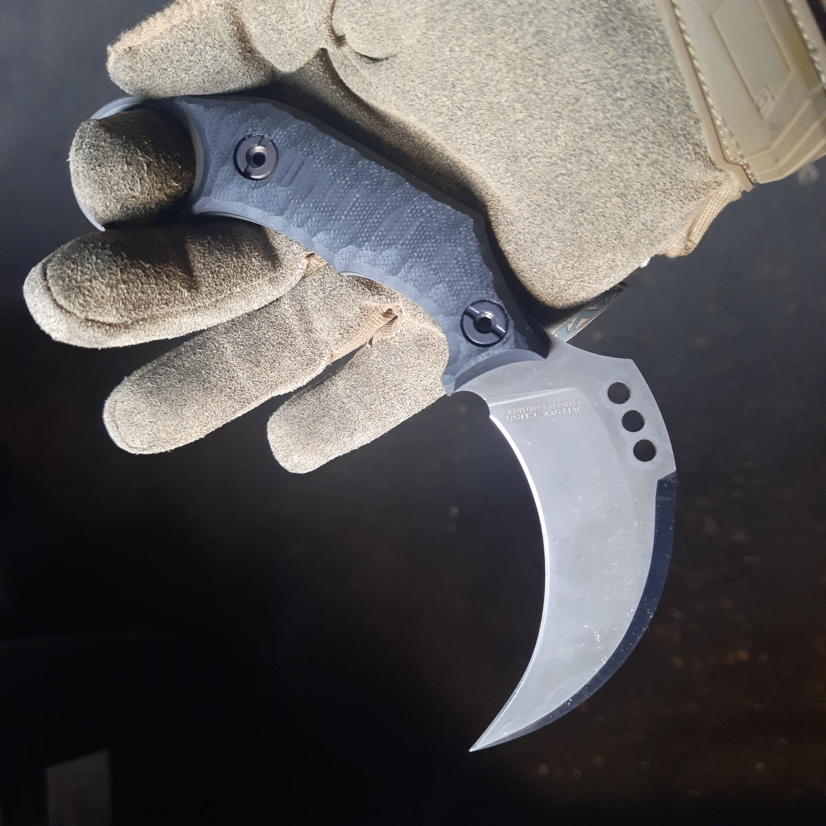 Atrax MARDUK Taktisches Messer mit braunem Griff und Coyote Tan Cerakote