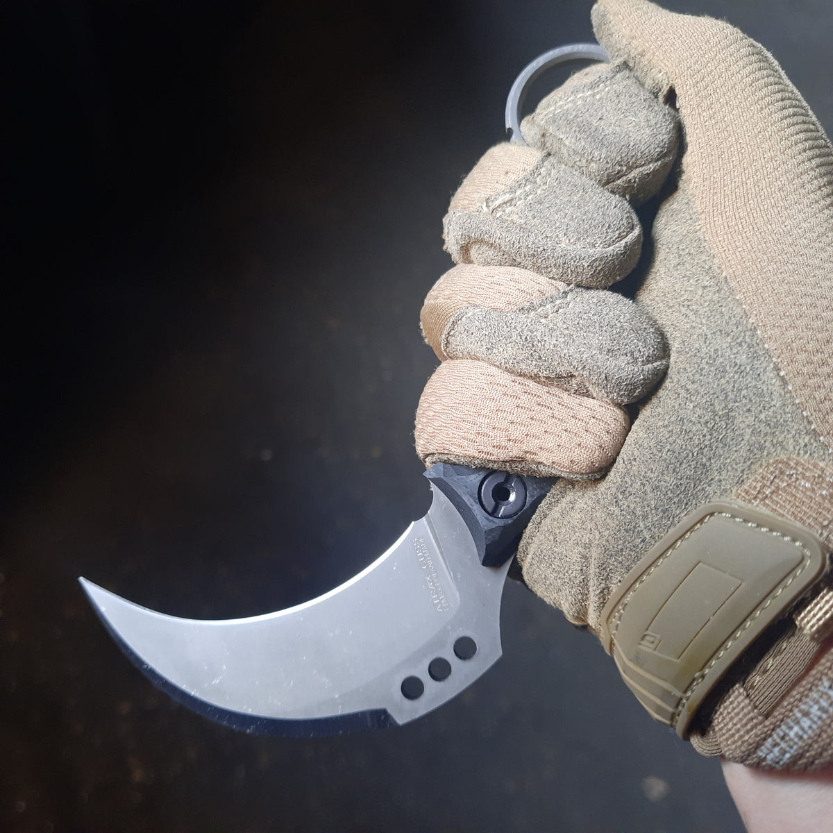 Atrax MARDUK Taktisches Messer mit braunem Griff und Coyote Tan Cerakote