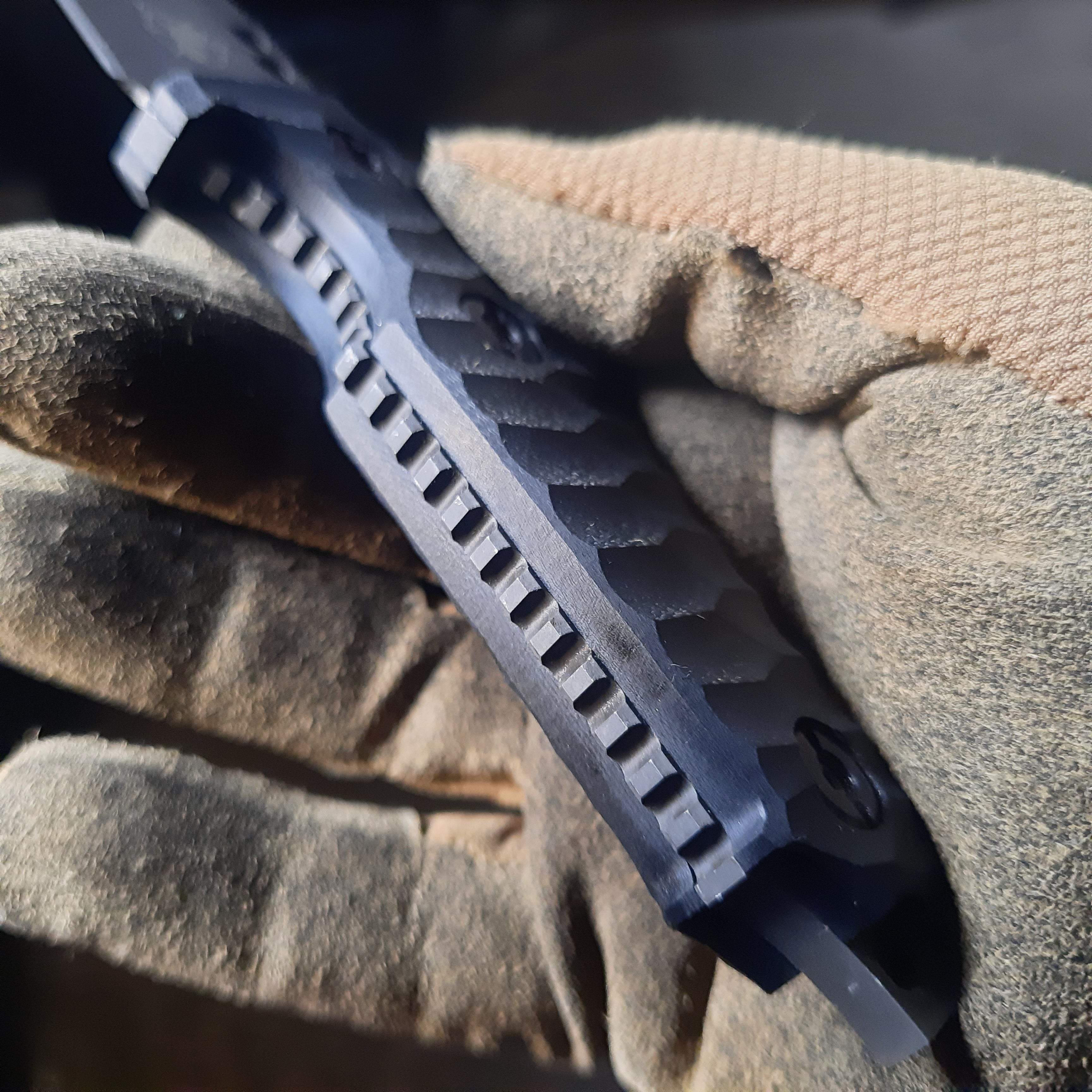 Atrax BOA Taktisches Messer Stonewashed mit braunem G10-Griff