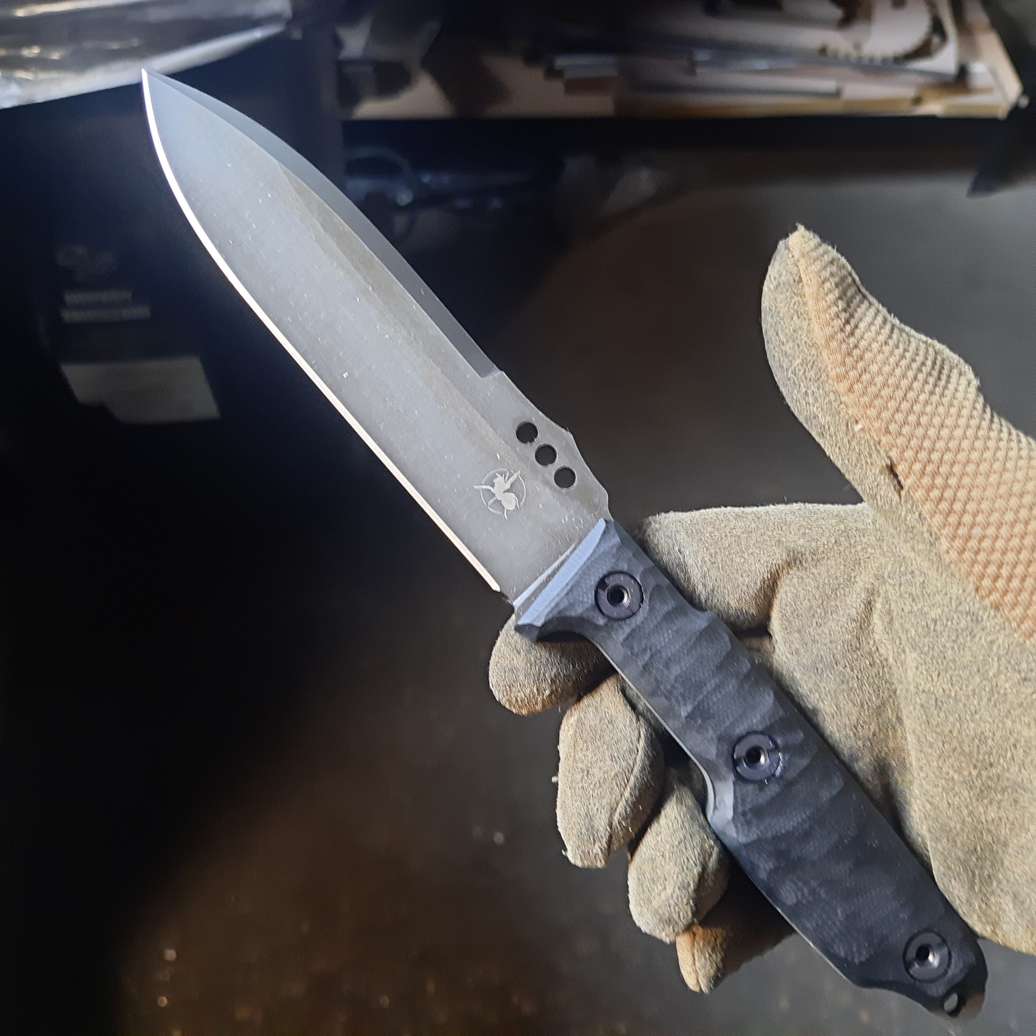 Atrax NOXIOUS Taktisches Messer mit braunem Griff und LR BLACK Cerakote