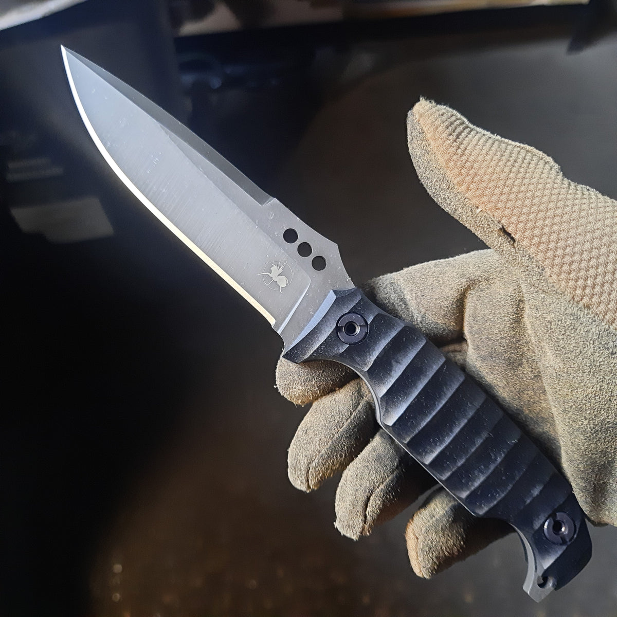 Atrax MARDUK Taktisches Messer mit braunem Griff und Coyote Tan Cerakote